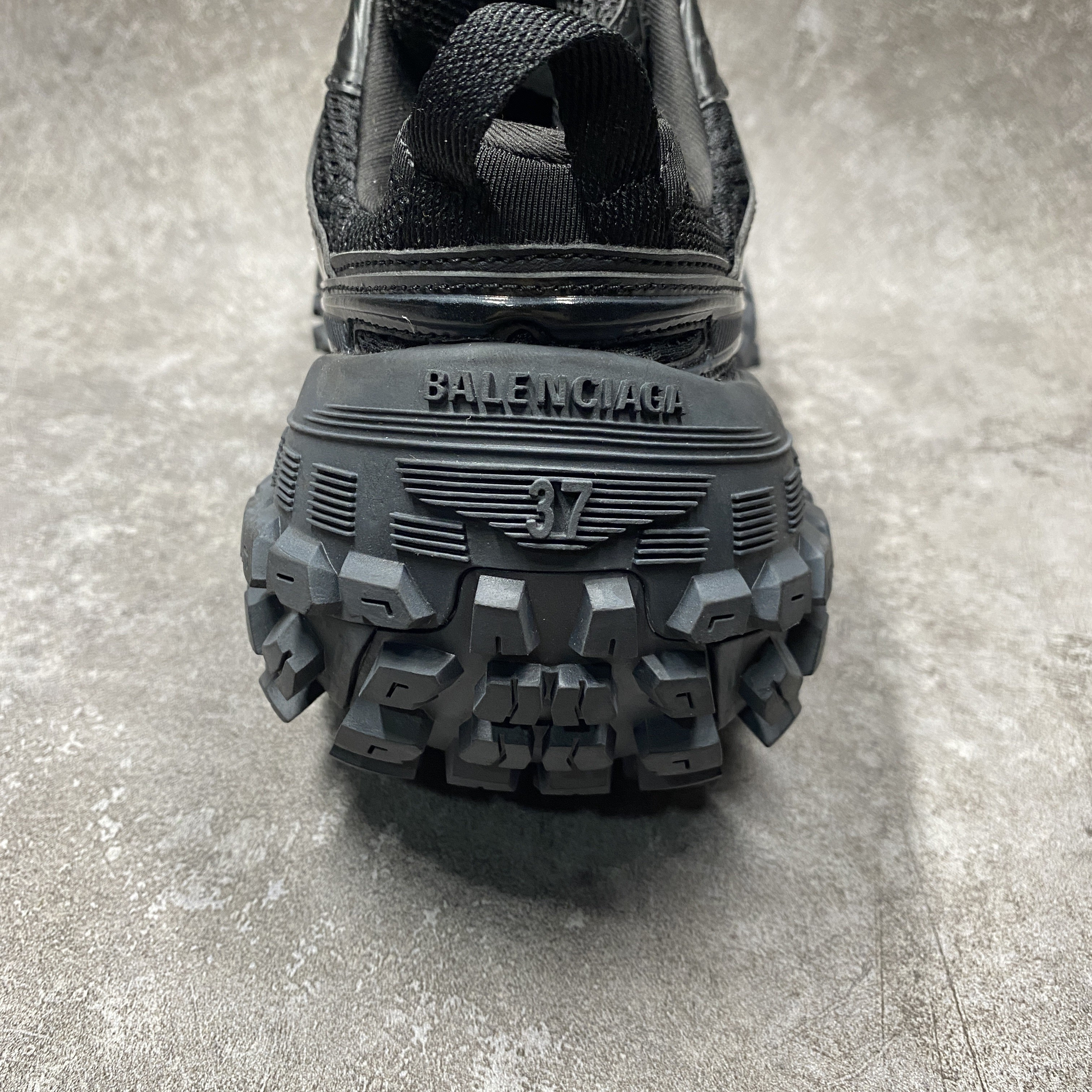 Balenciga Defender Black