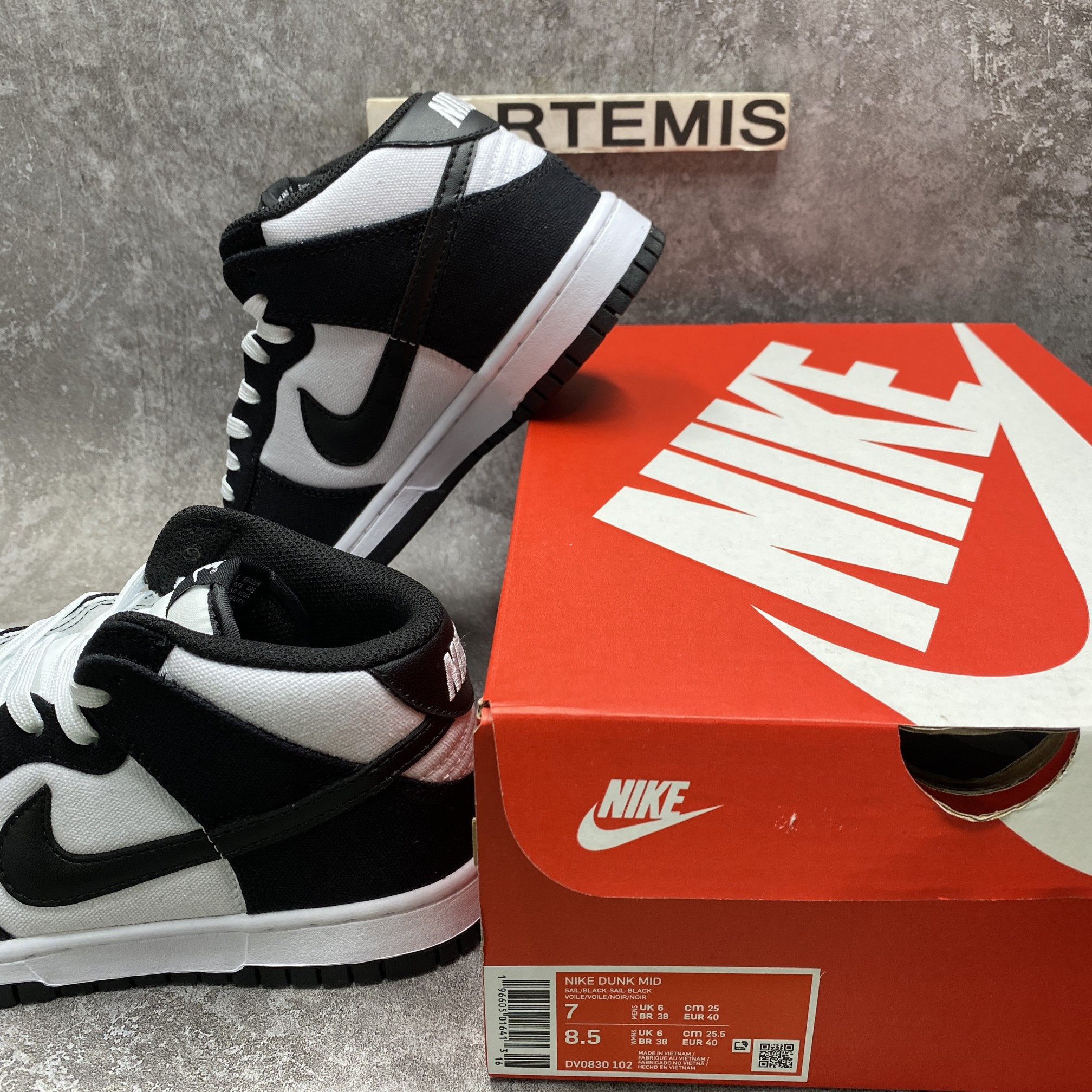 Nike Dunk Mid Panda