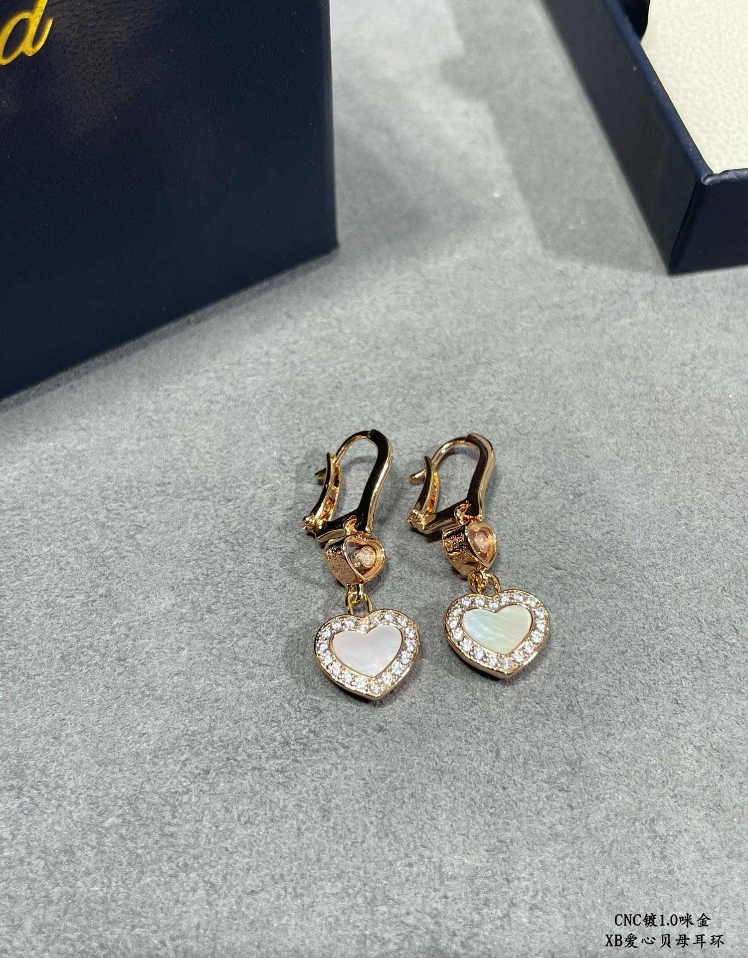 chopard heart-shaped edge Di*m*nd mother-of-pearl earrings