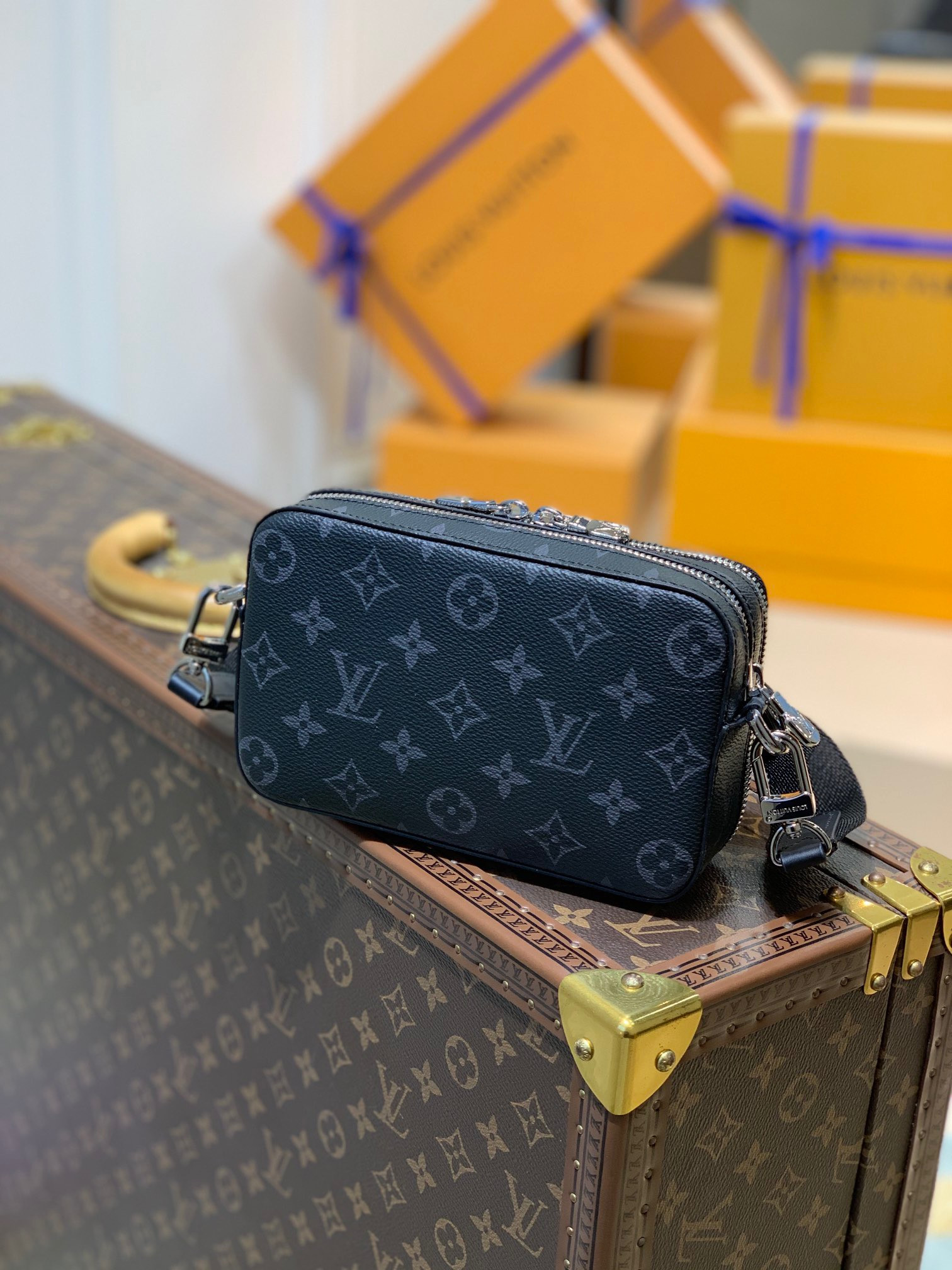 LV ALPHA WEARABLE WALLET M80741