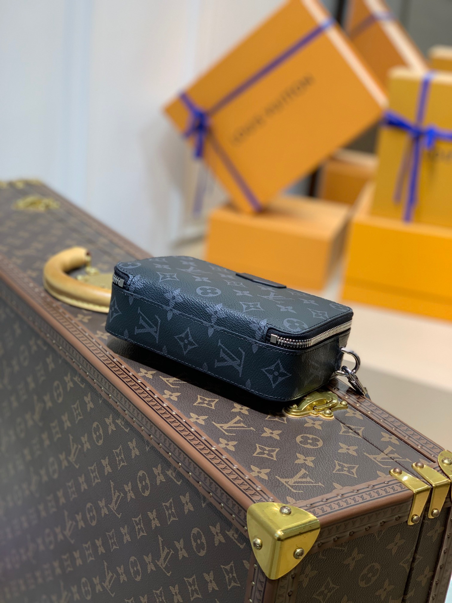 LV ALPHA WEARABLE WALLET M80741