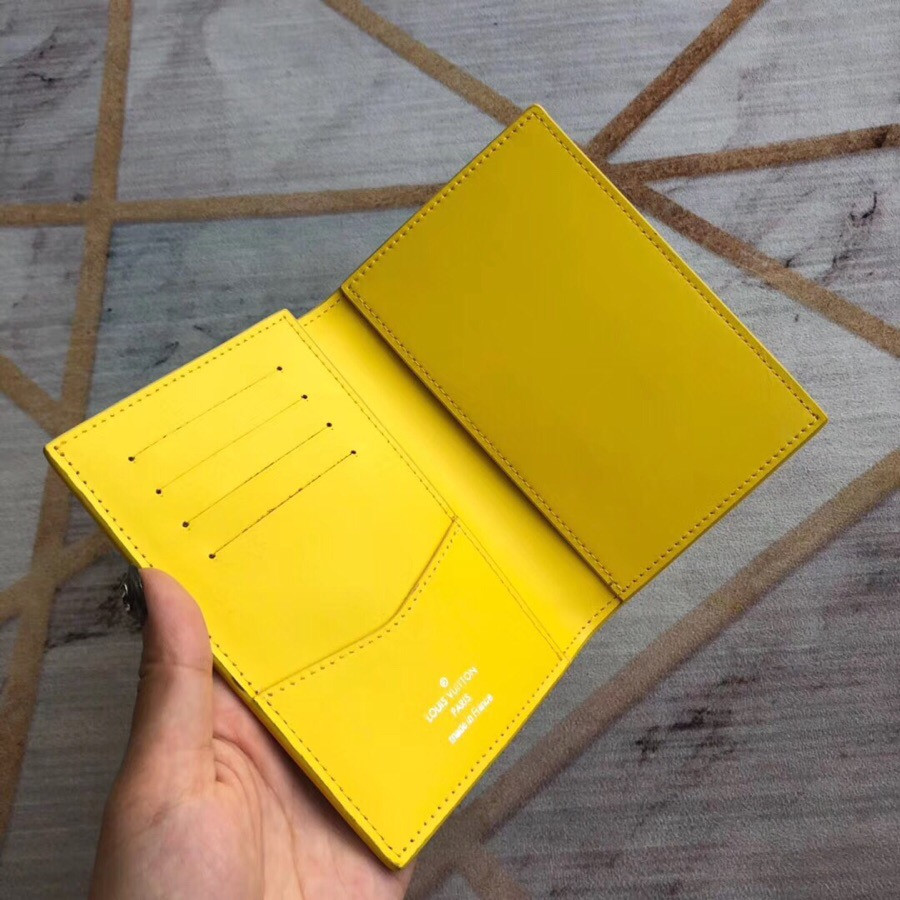LV Passport cover Size:10*14*2.5cm