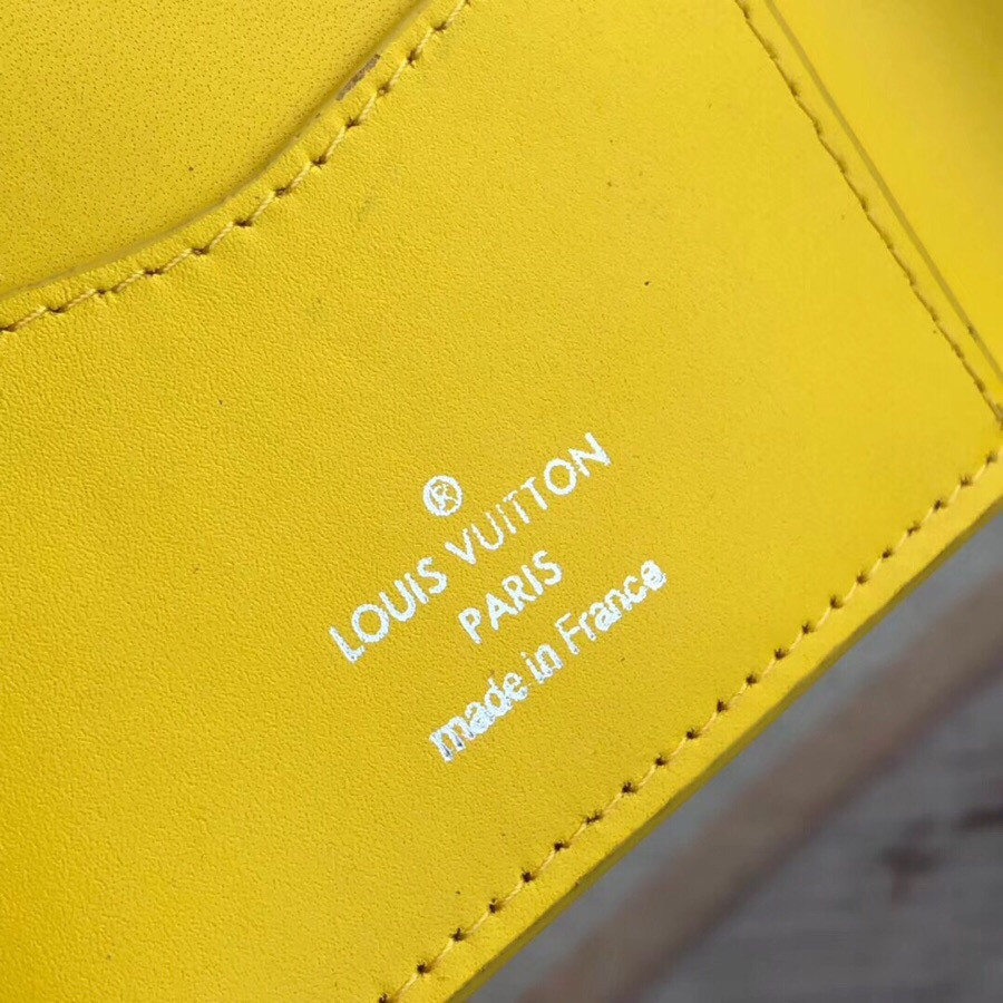 LV Passport cover Size:10*14*2.5cm