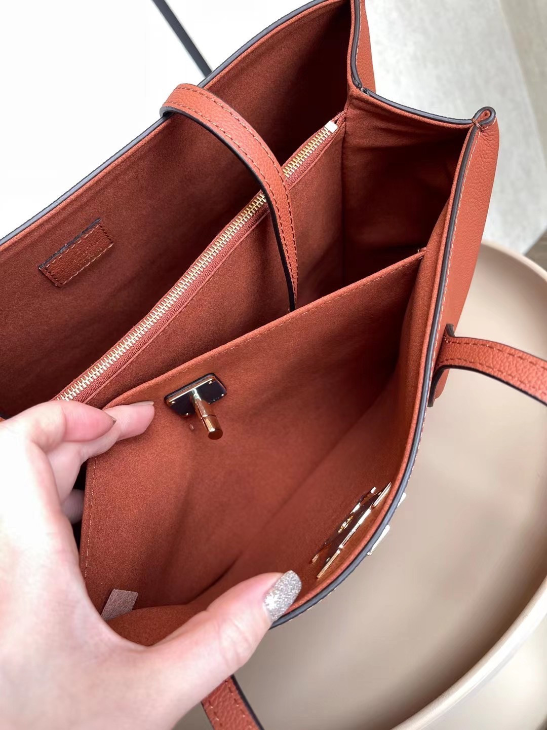 LV LOCKME SHOPPER M58927