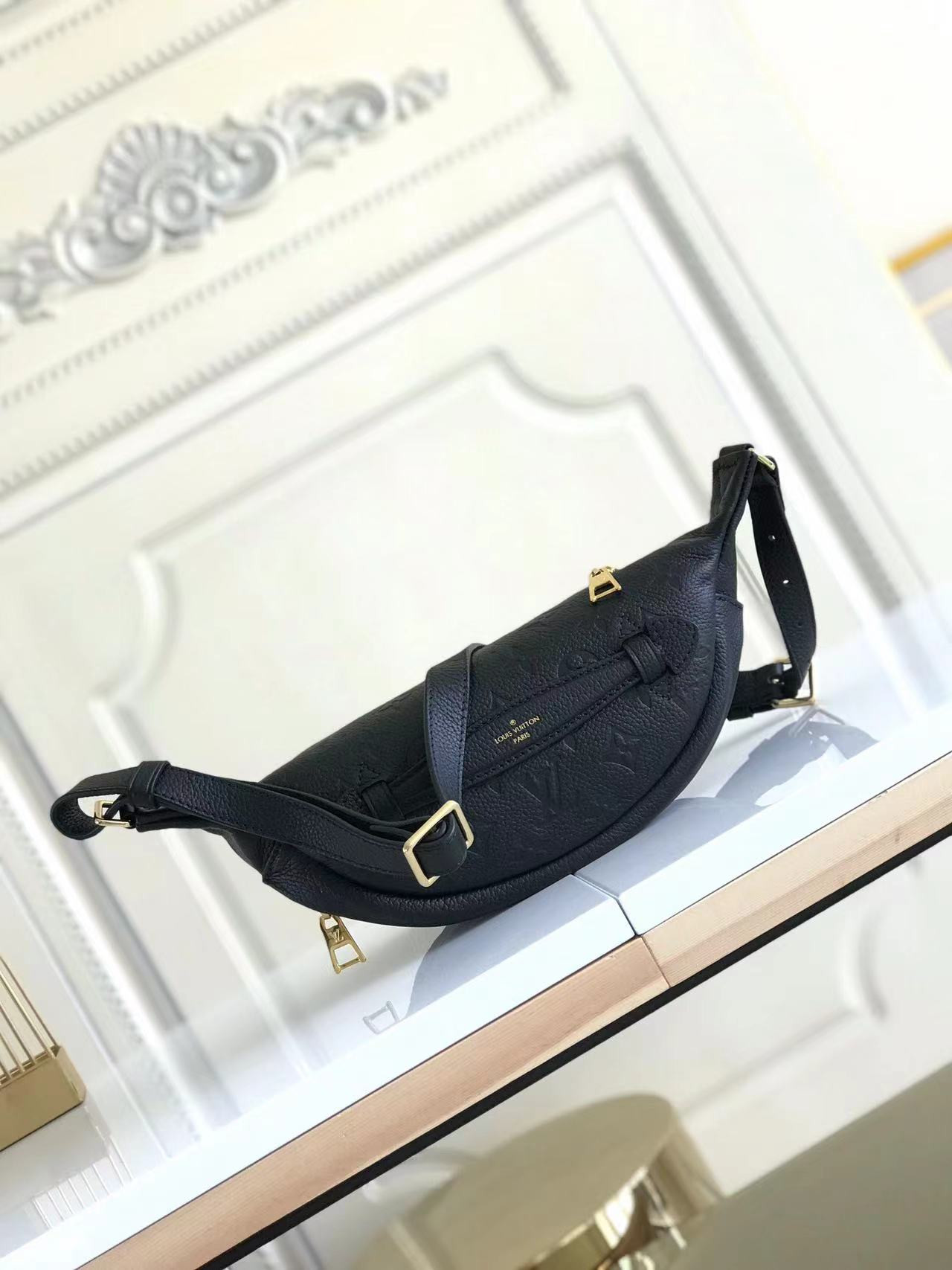 LV Bumbag M44812 23×16×10CM