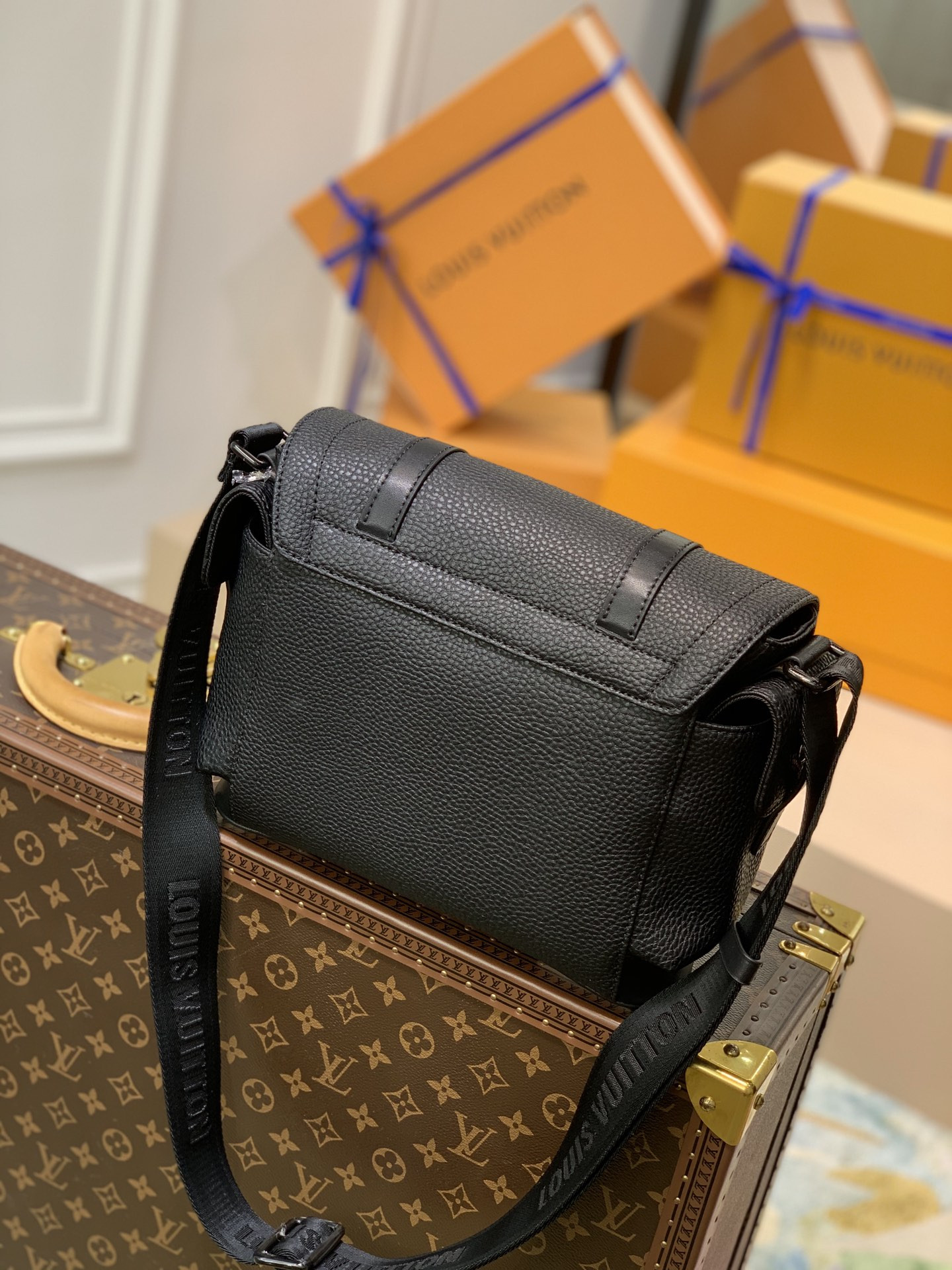 LV CHRISTOPHER MESSENGER M58476