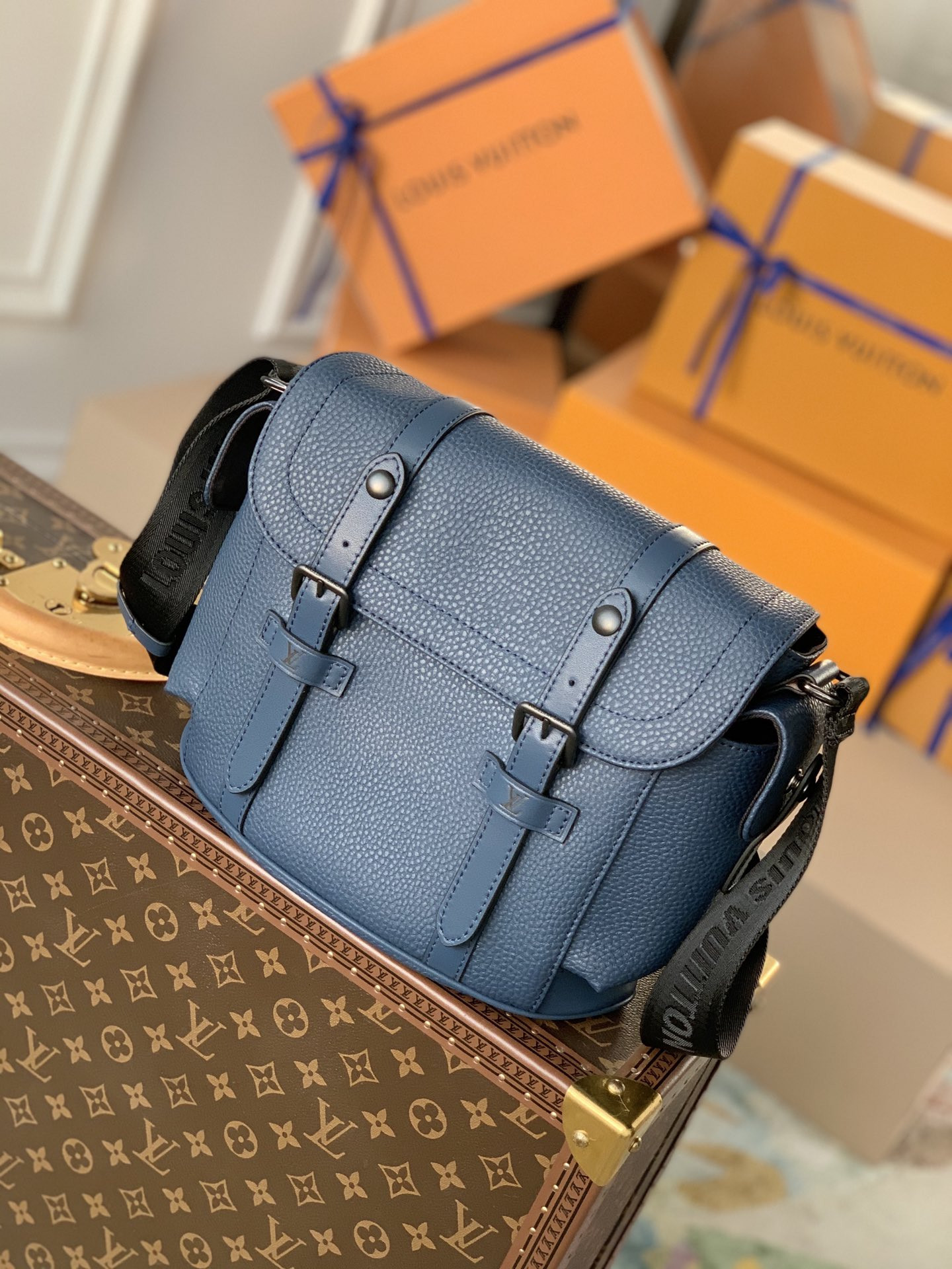 LV CHRISTOPHER MESSENGER M58475