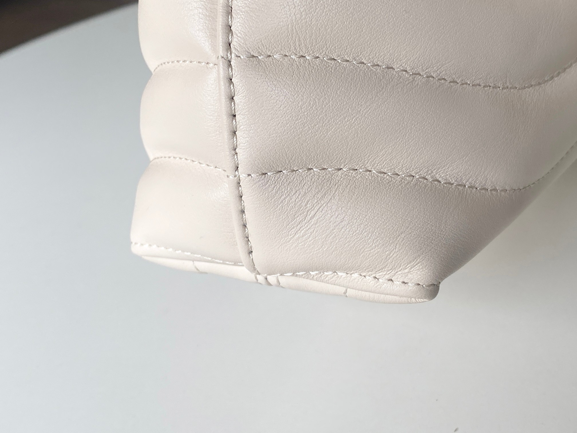LV Hold Me M21797 23x15x10cm