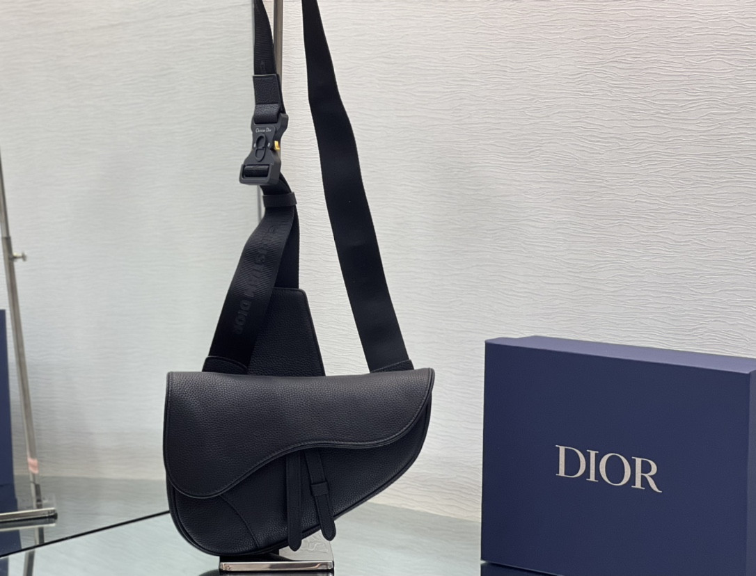 D*or saddle bag black grained calfskin 26 x 19 x 4.5 cm