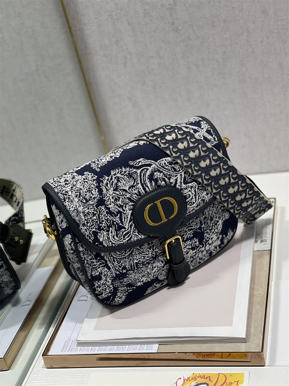 large D*or bobby bag oblique