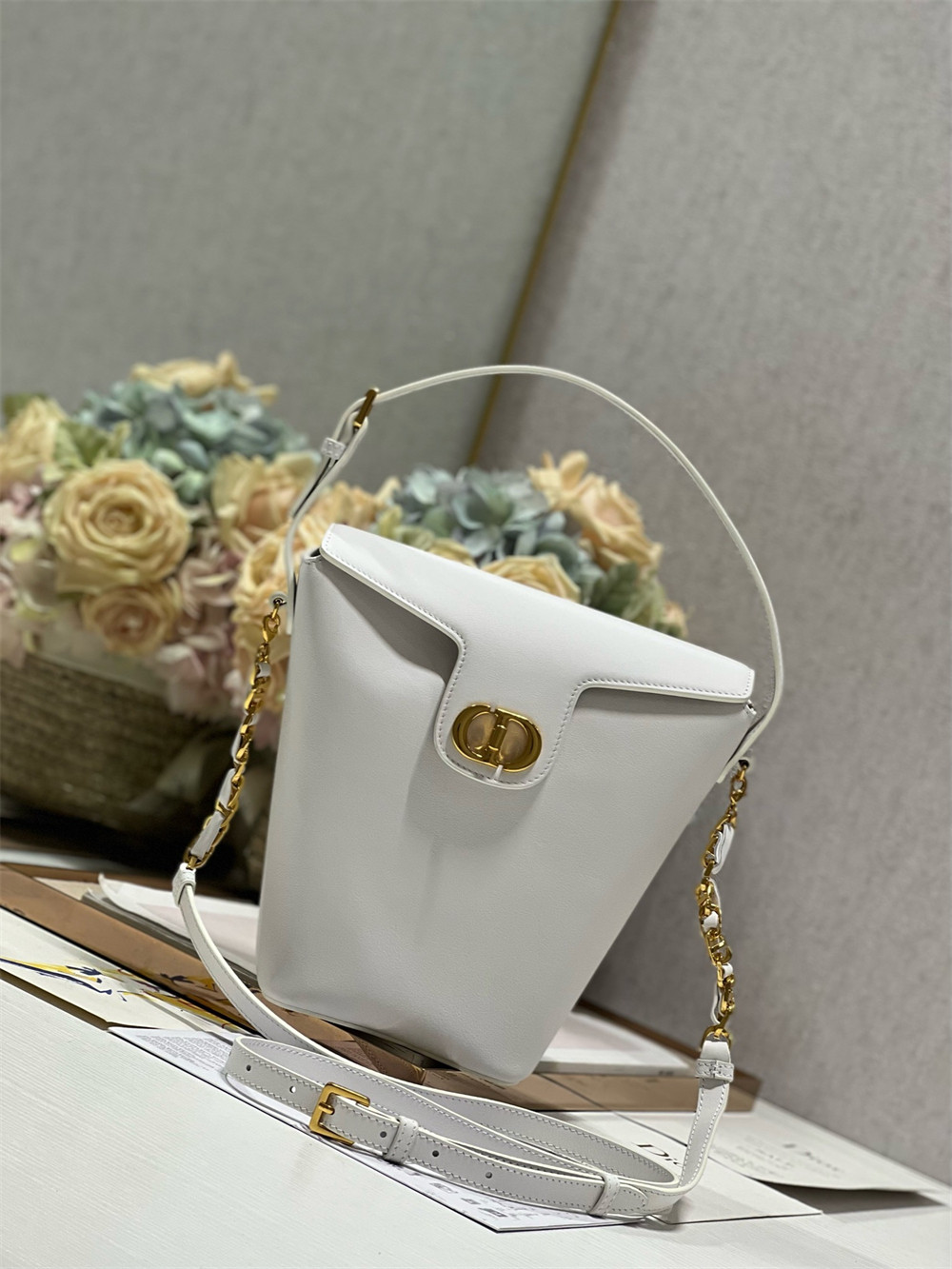D*or 30 montaigne large chain bucket bag white