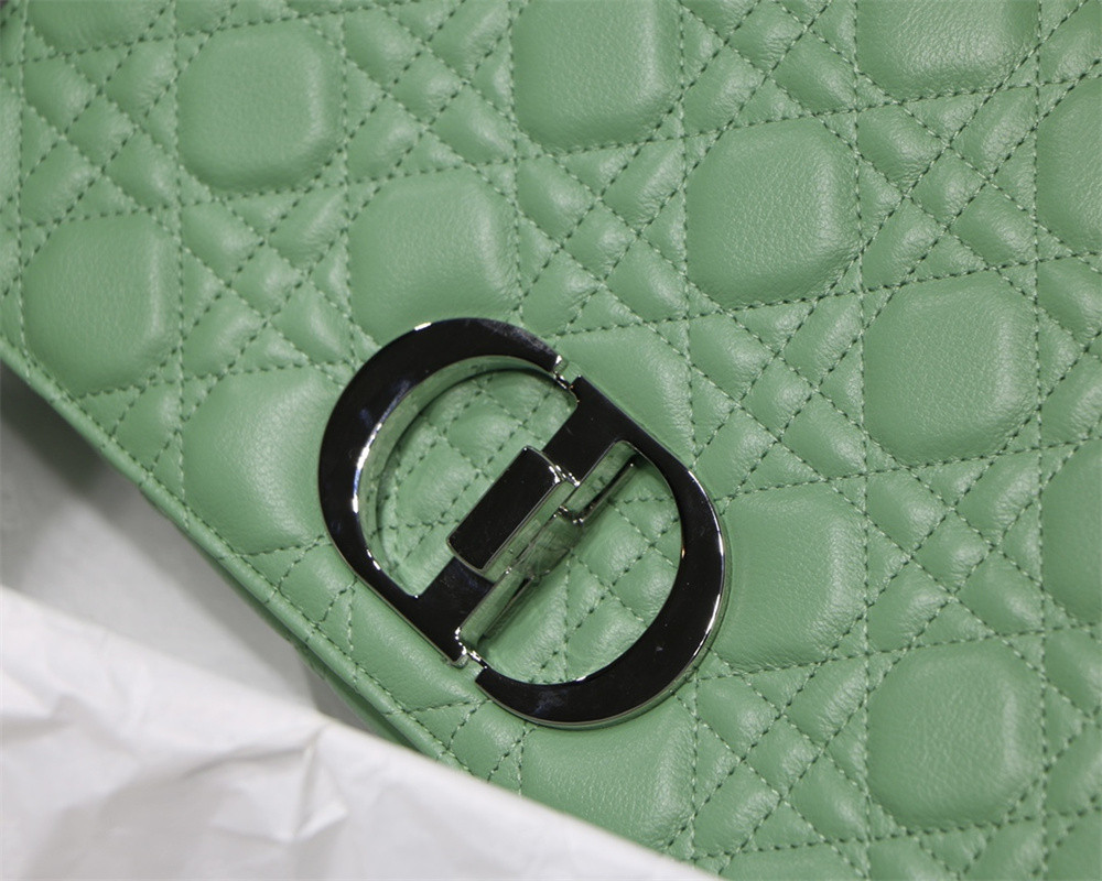 large d*or caro bag green S*pple cannage calfskin with silver hardware 29 x 18 x 10 cm