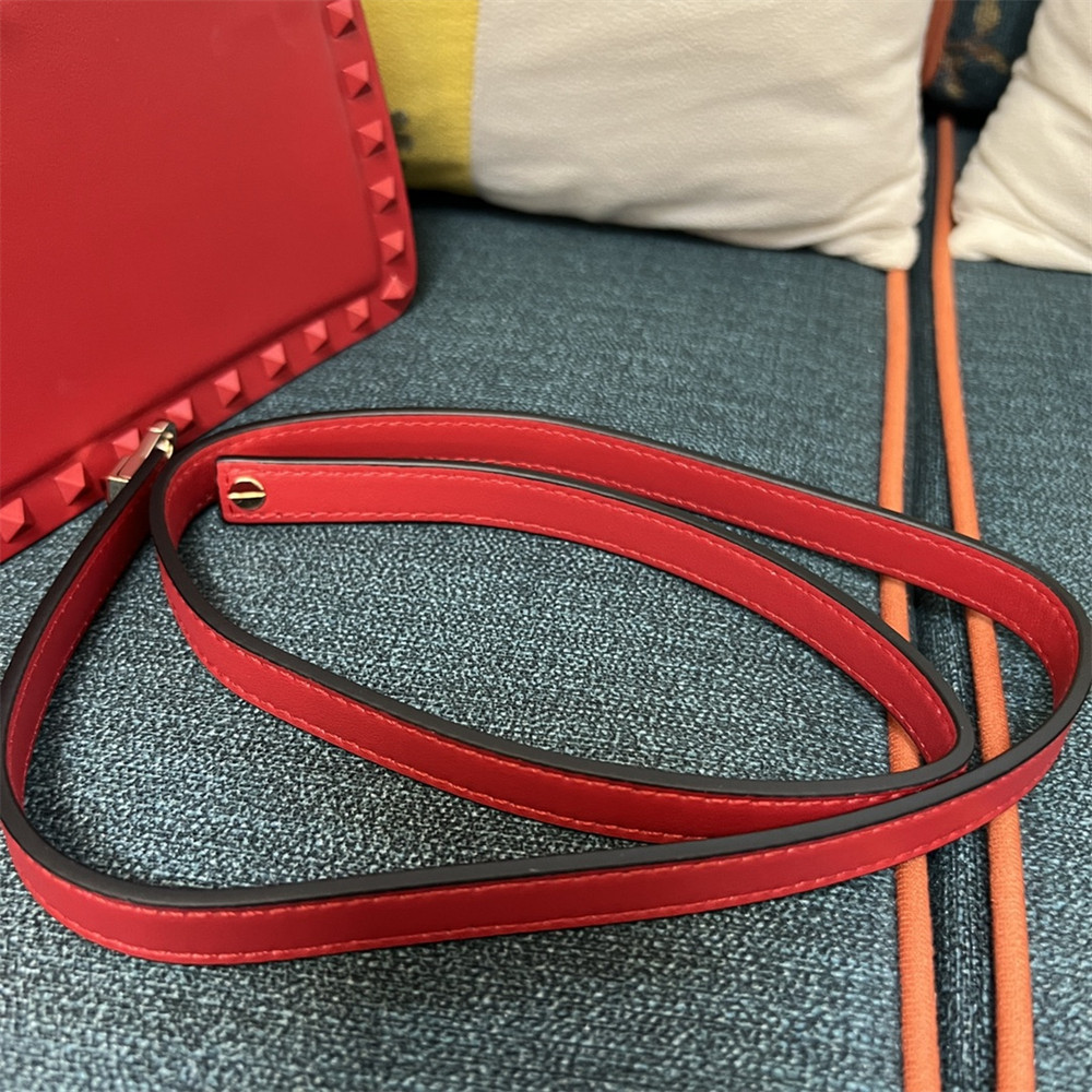 Va1e*ntin0 garavani rockstud23 smooth calfskin handbag red