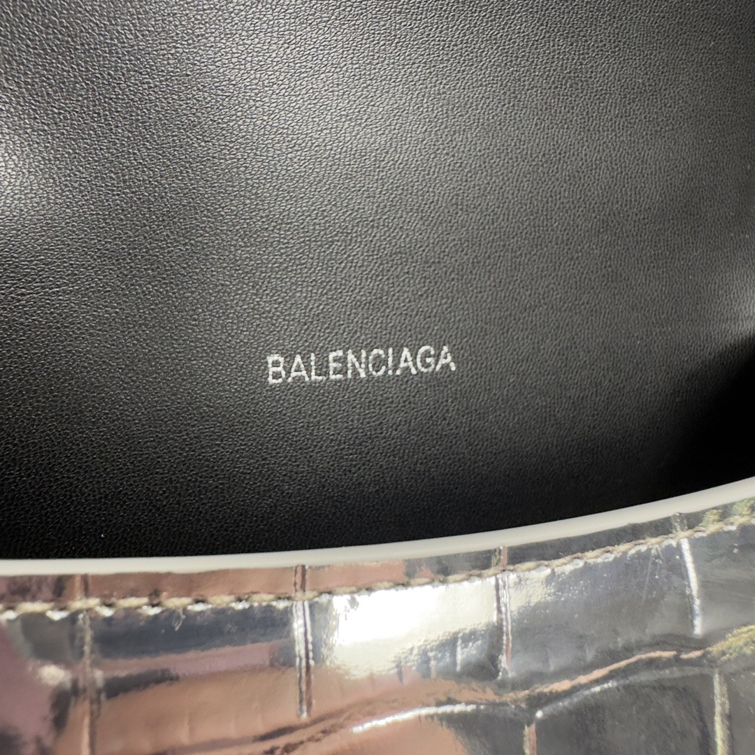 Ba*len*cia*ga women