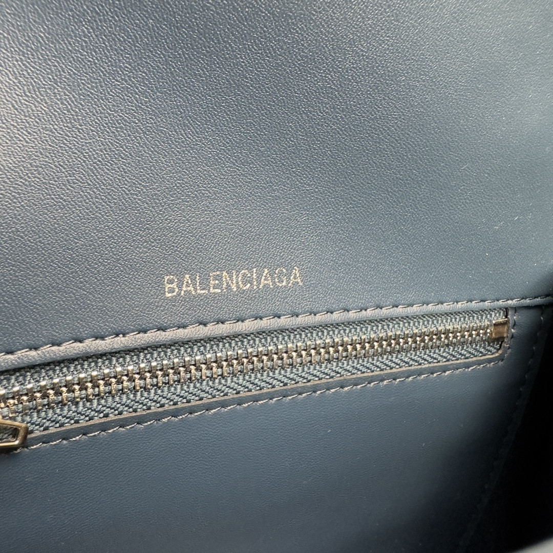 Ba*len*cia*ga women