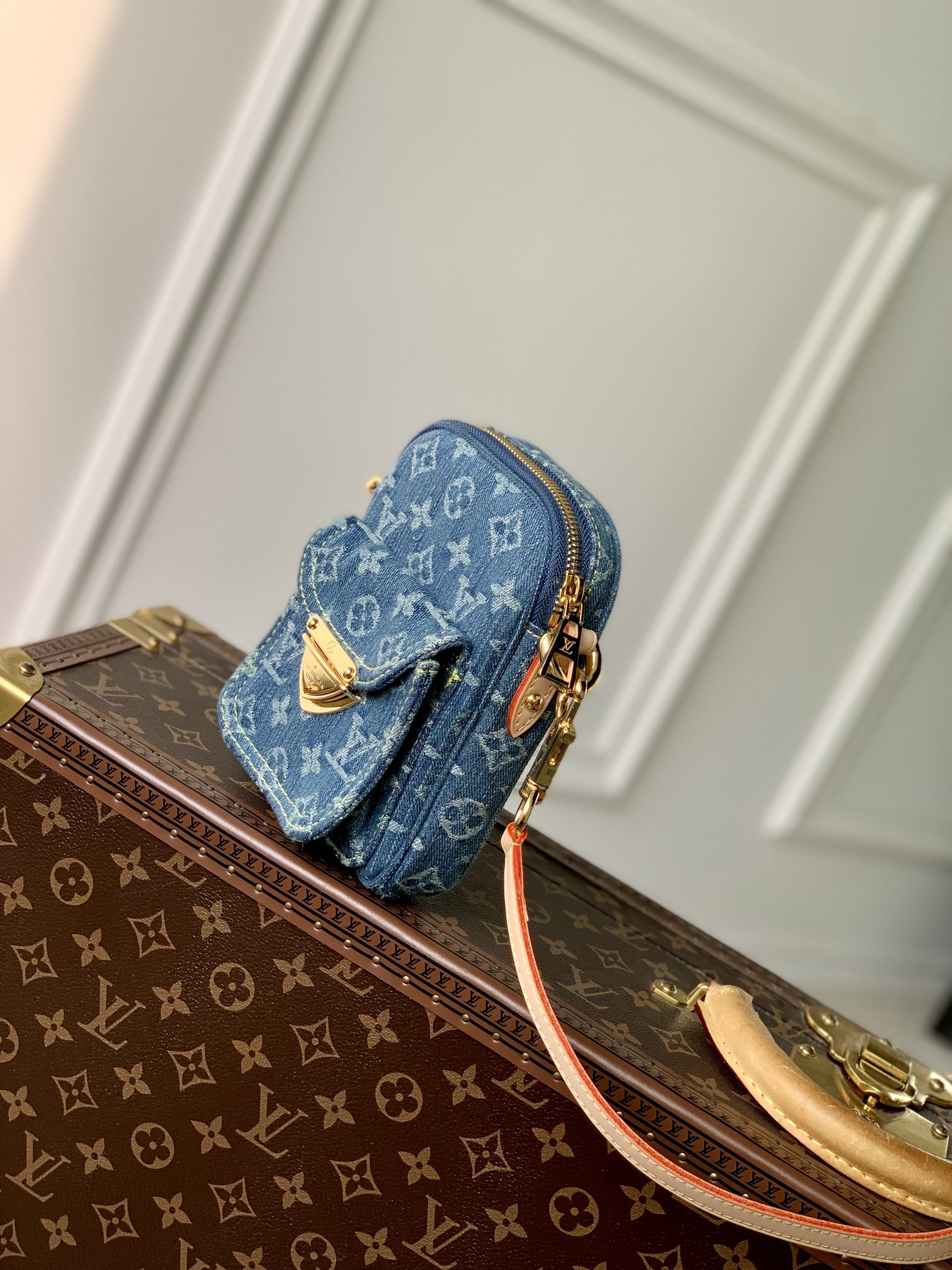l0*is V*t0n m82948 fairfax pochette 5.5 x 7.1 x 1.1 inches