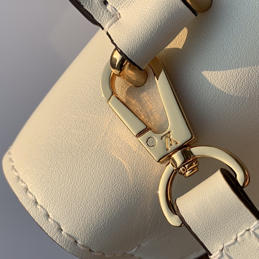 LV Locky BB M44653 7.9 x 6.3 x 3 inches