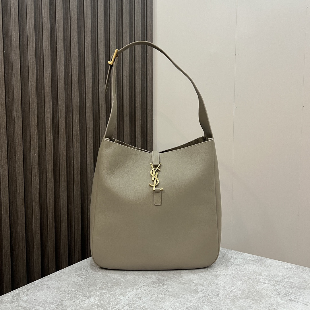 y*l le 5 À 7 S*pple large in smooth leather light gray 11.8" x 11" x 4.3"