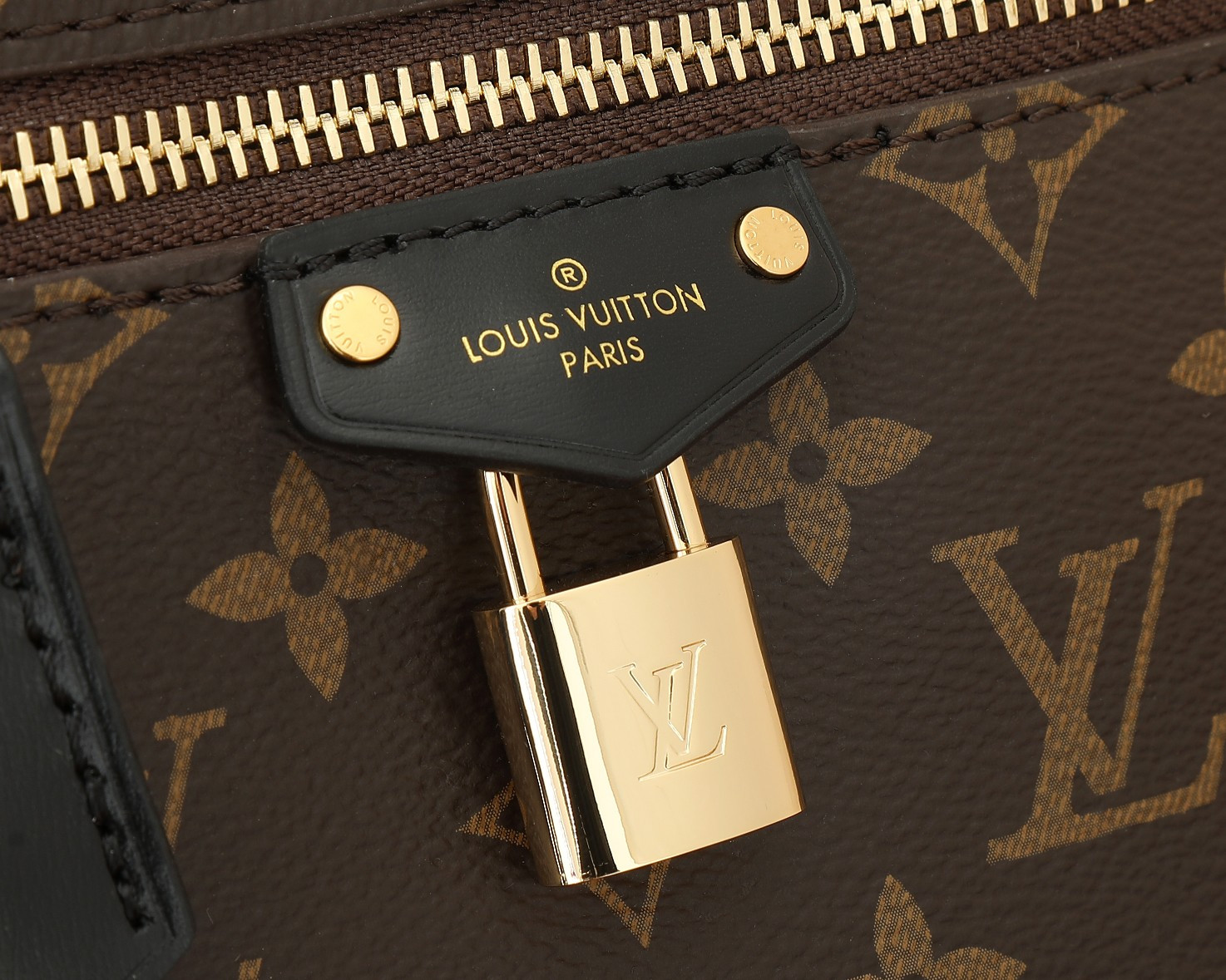 LV M47125 Vanity Chain Pouch 19 x 11.5 x 6.5 cm