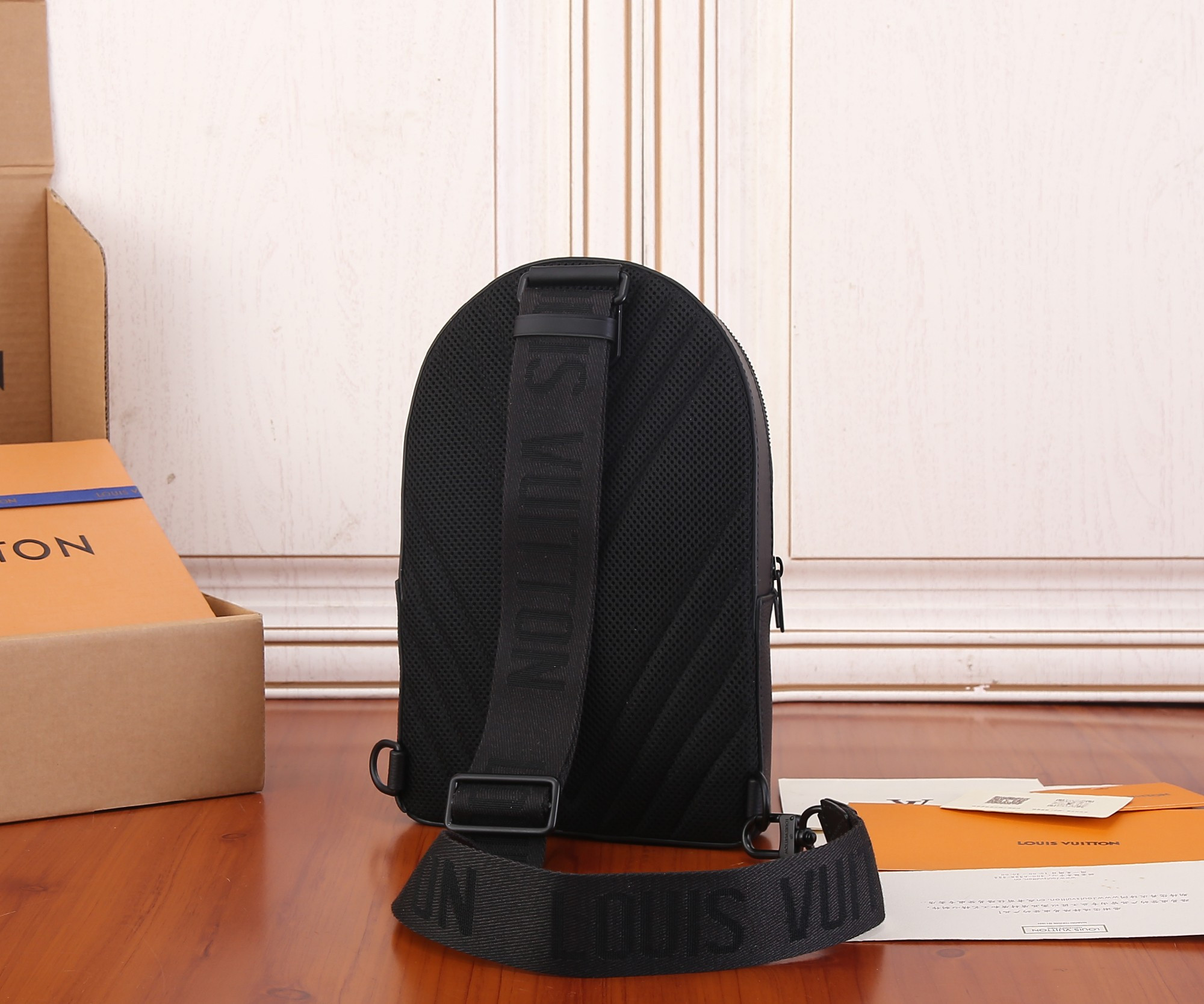 LV M23736 Pilot Slingbag 20 x 30 x 4 cm