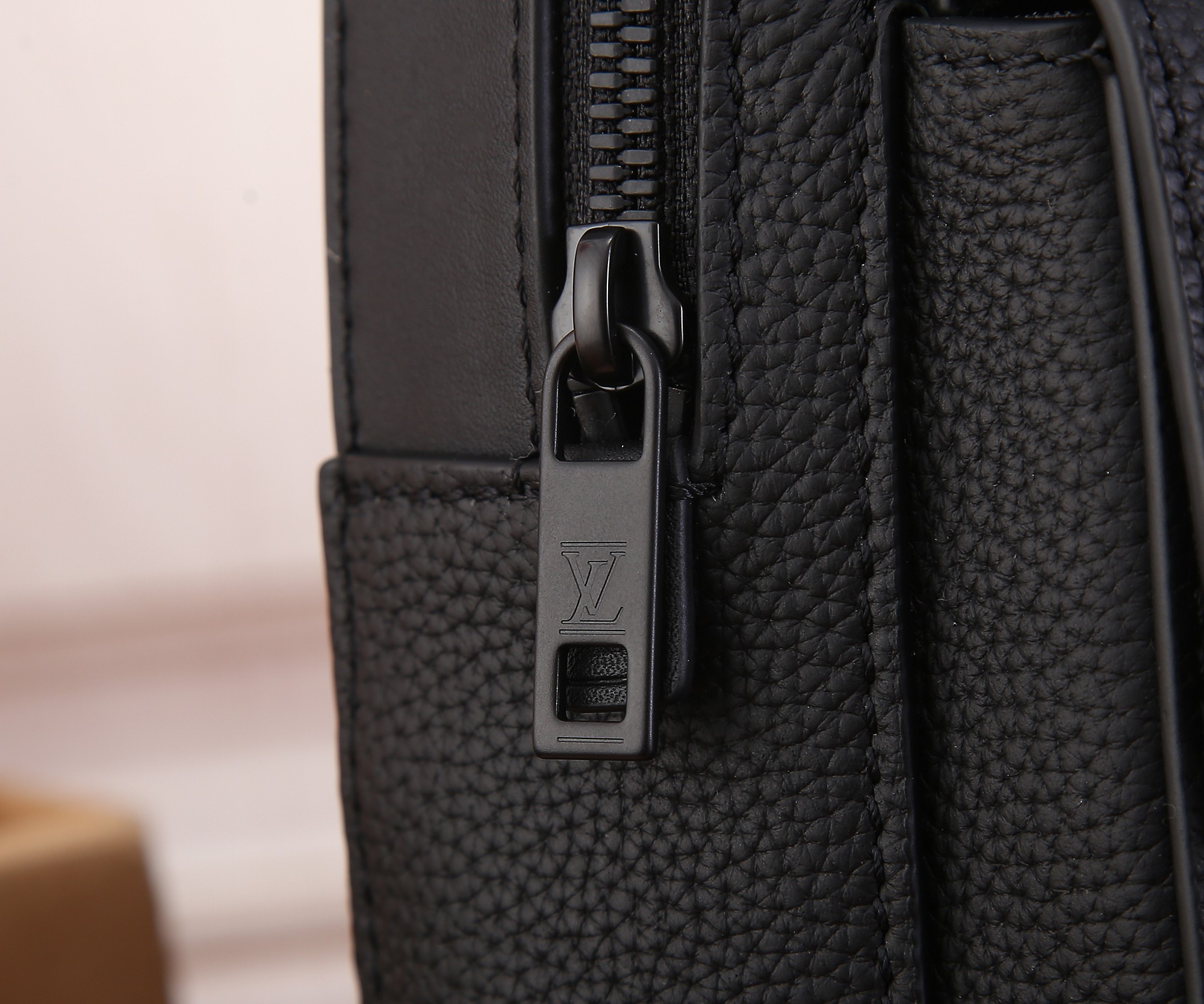 LV M23736 Pilot Slingbag 20 x 30 x 4 cm