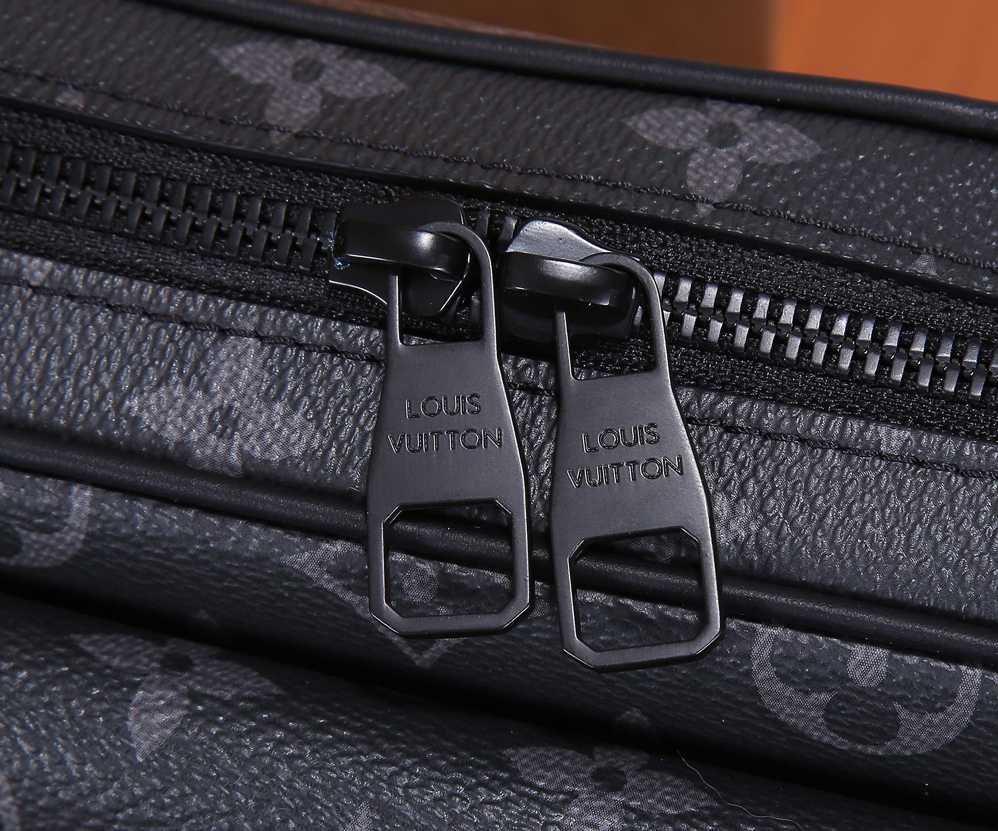 LV M4679 Steamer Messenger 24 x 17 x 5 CM