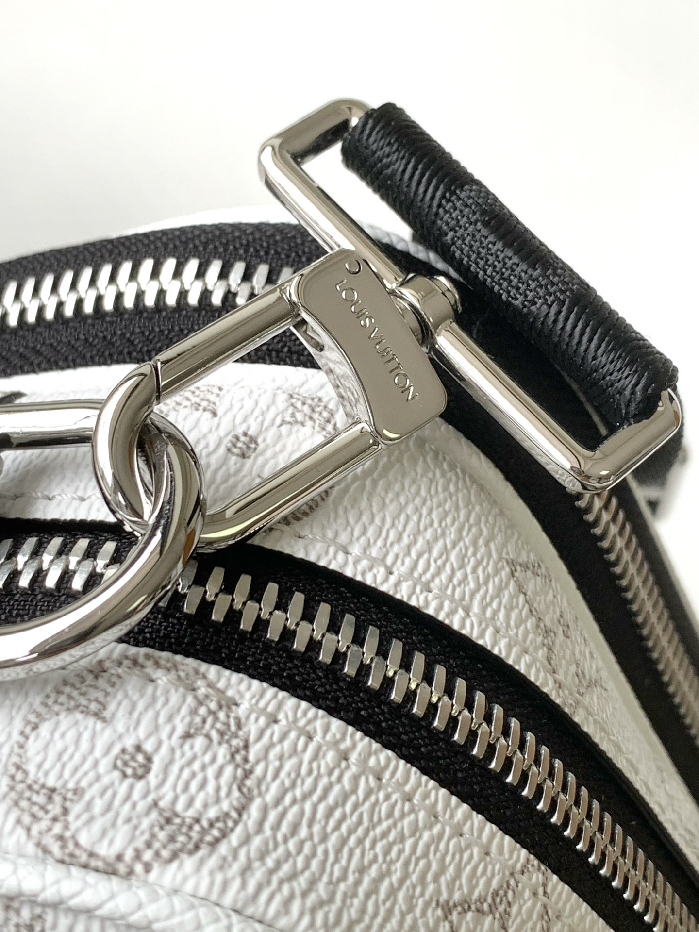 LV M31069 Alpha Messenger 9.4 x 6.3 x 3.1 inches
