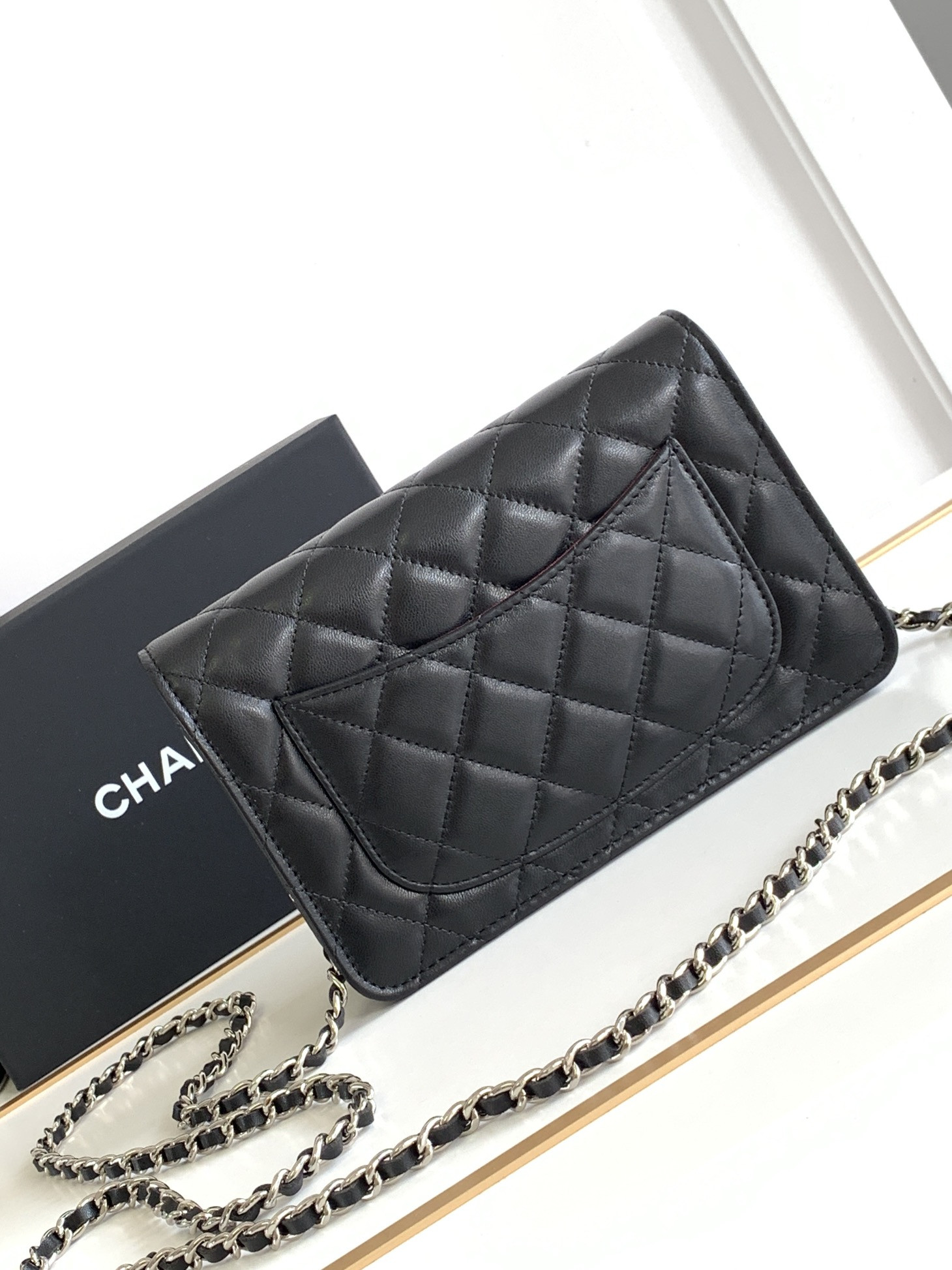 Ch*el classic wallet on chain 4.8 × 7.5 × 1.4 in