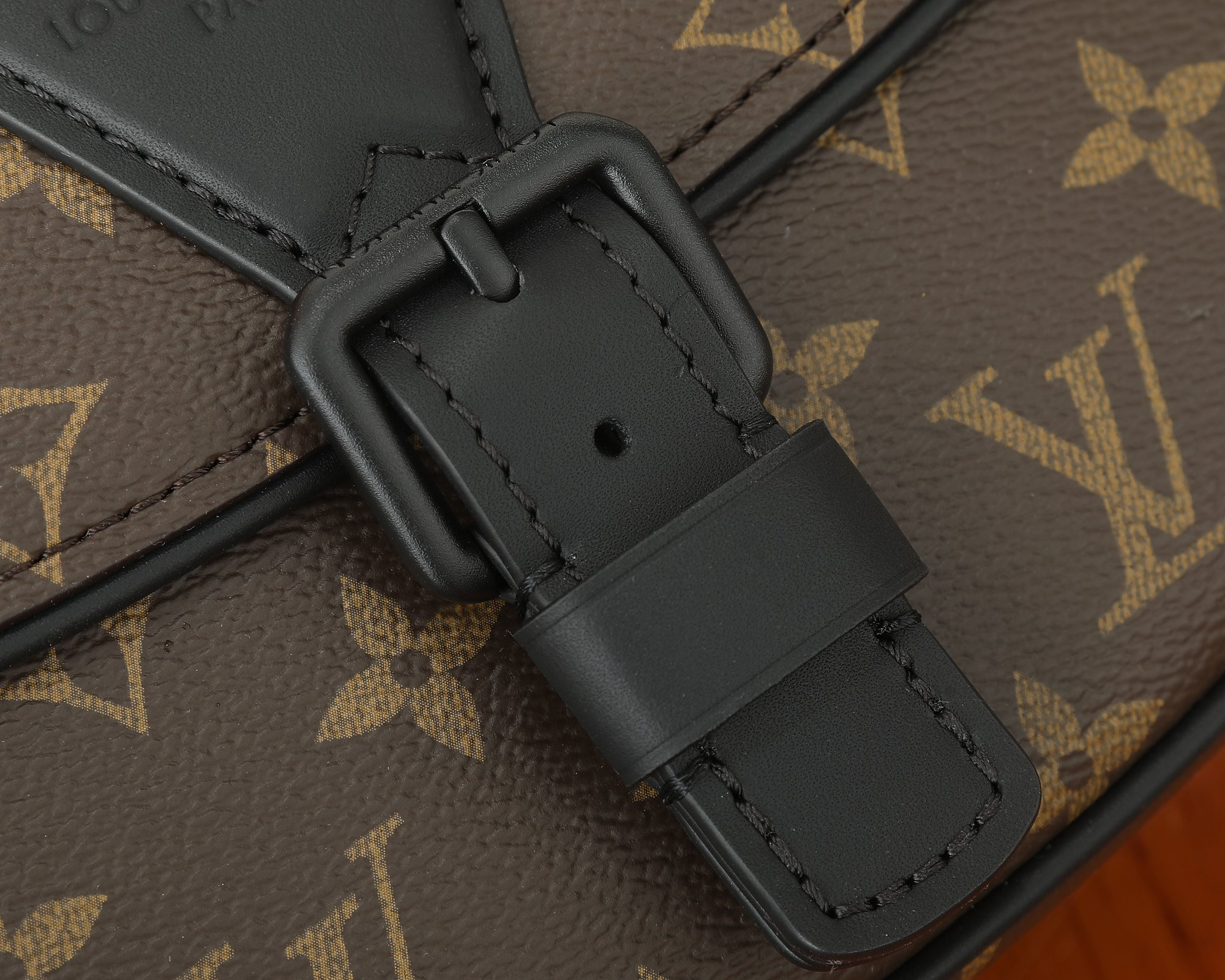 LV Montsouris Messenger PM M47060 7.9 x 6.7 x 2.8 inches