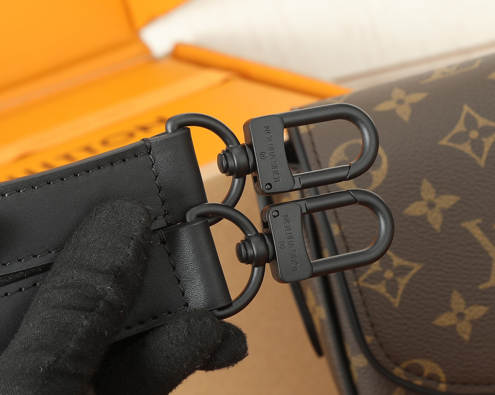LV Montsouris Messenger PM M47060 7.9 x 6.7 x 2.8 inches