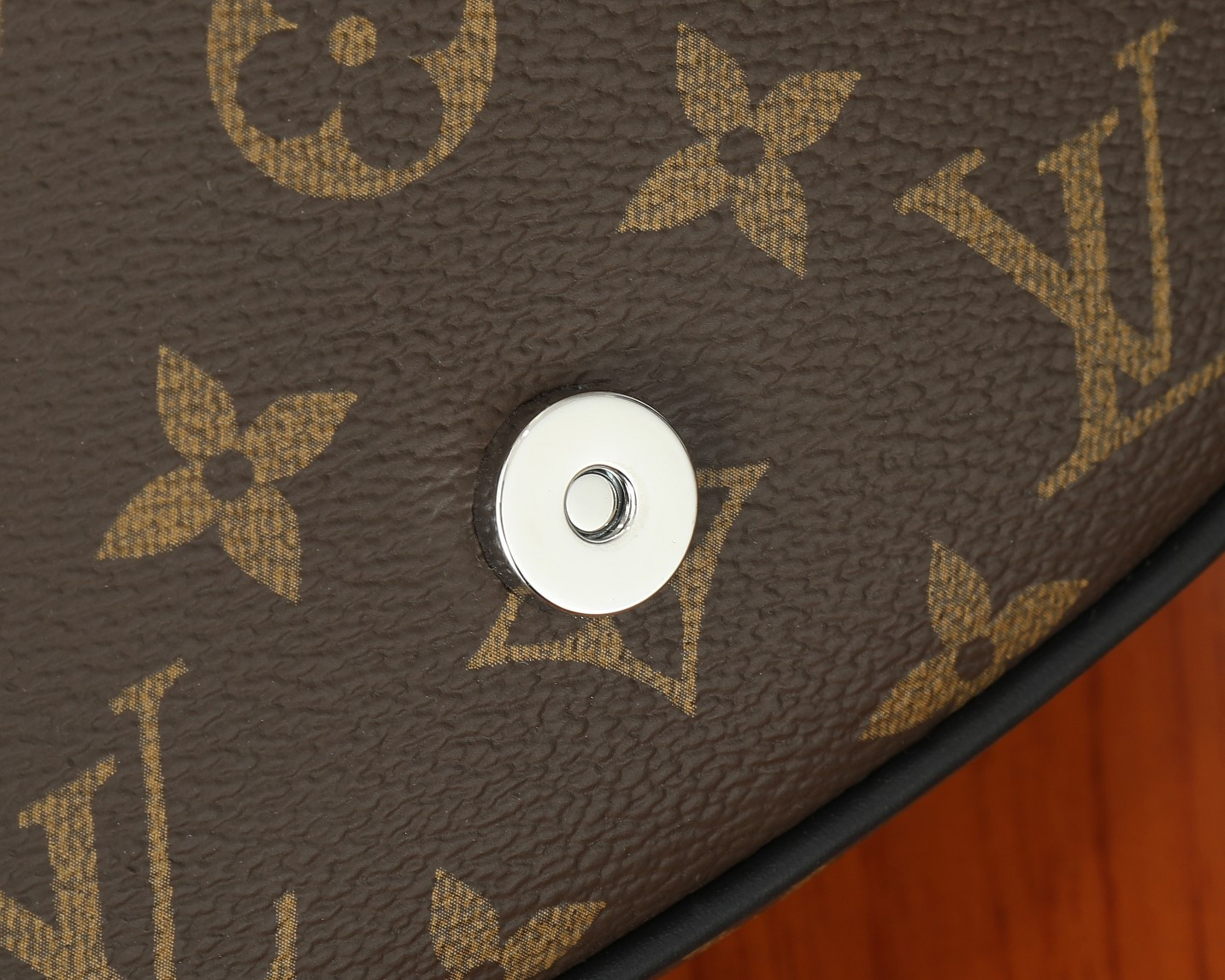 LV Montsouris Messenger PM M47060 7.9 x 6.7 x 2.8 inches