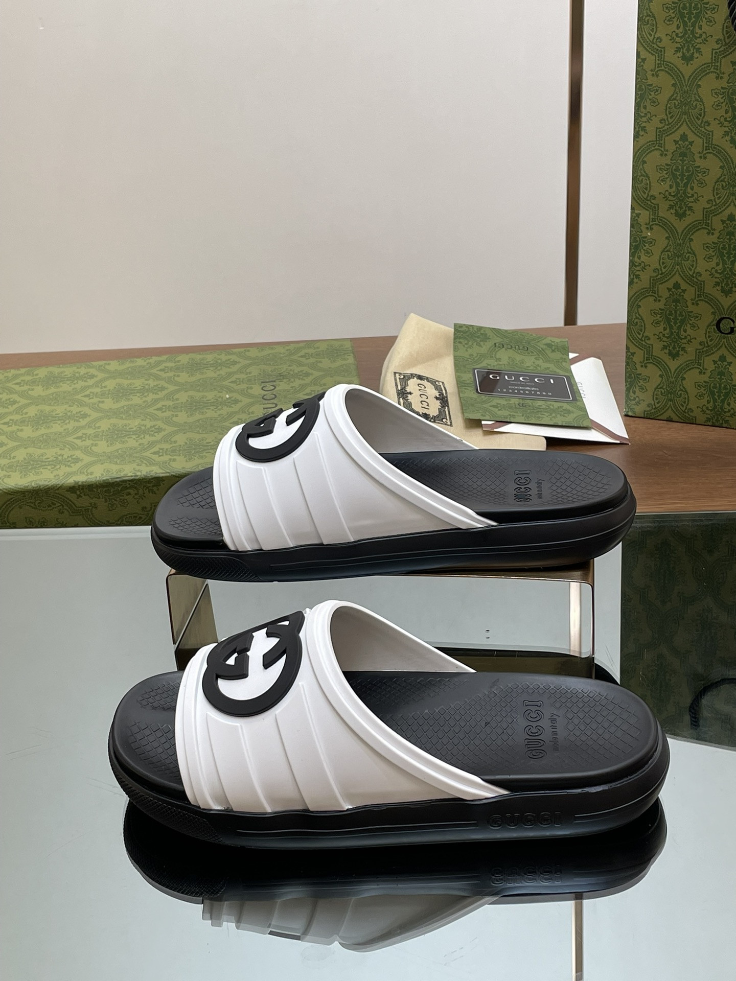 ua G*u*i interlocking g slide sandal