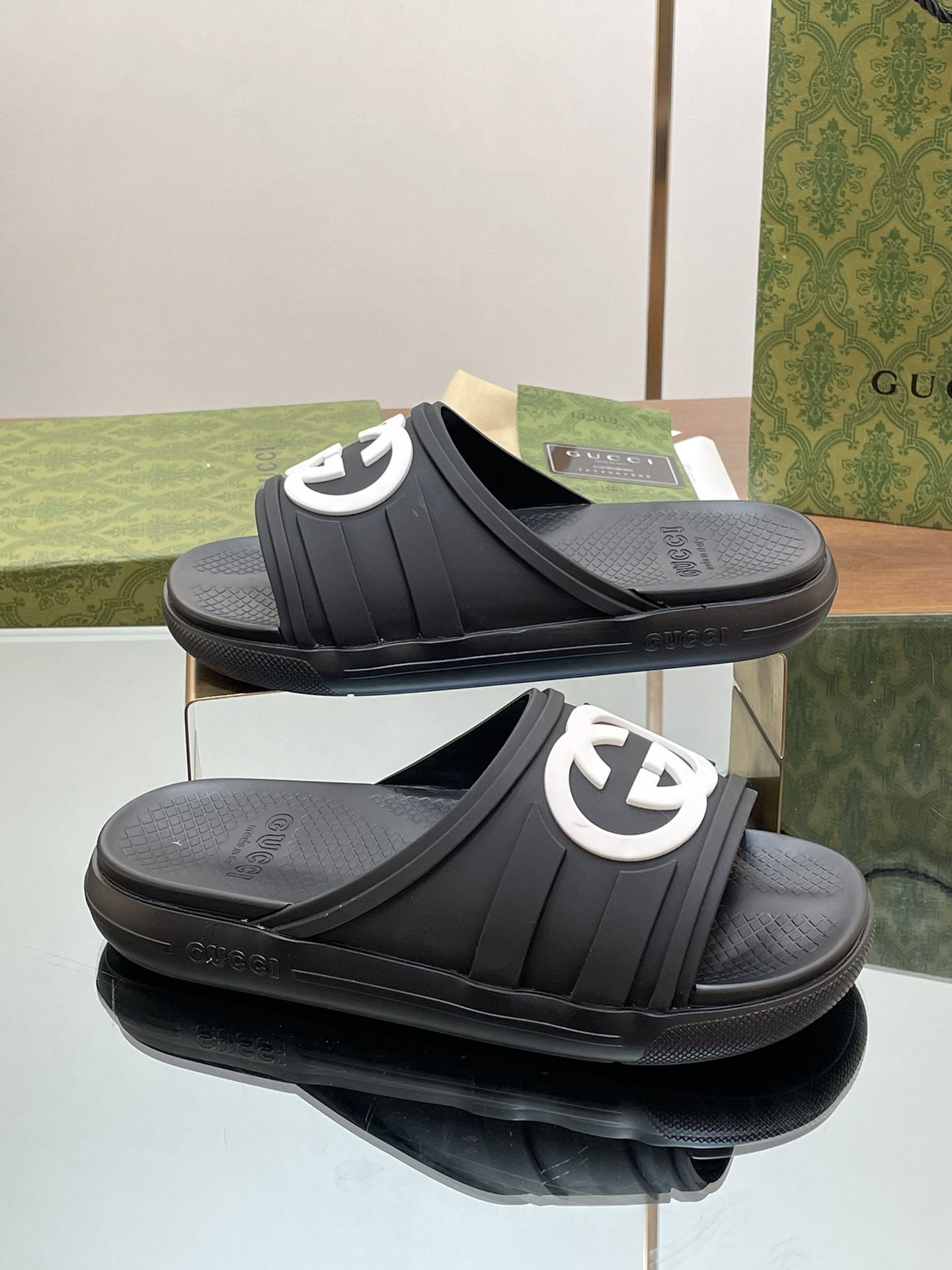 ua G*u*i interlocking g slide sandal