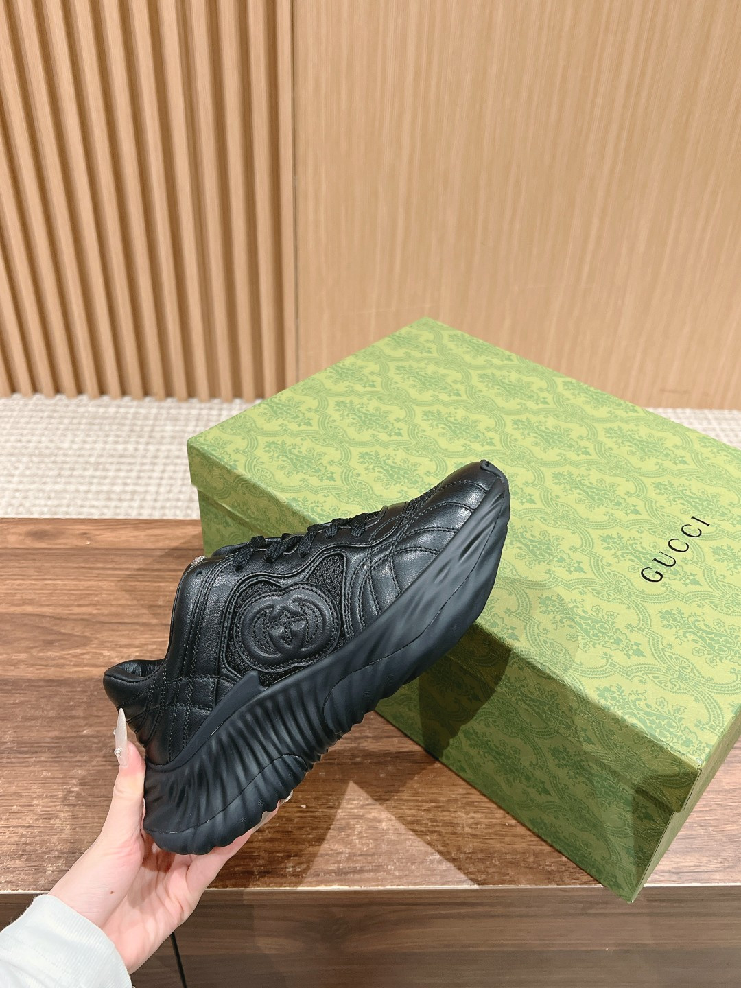 ua G*u*i ripple sneaker