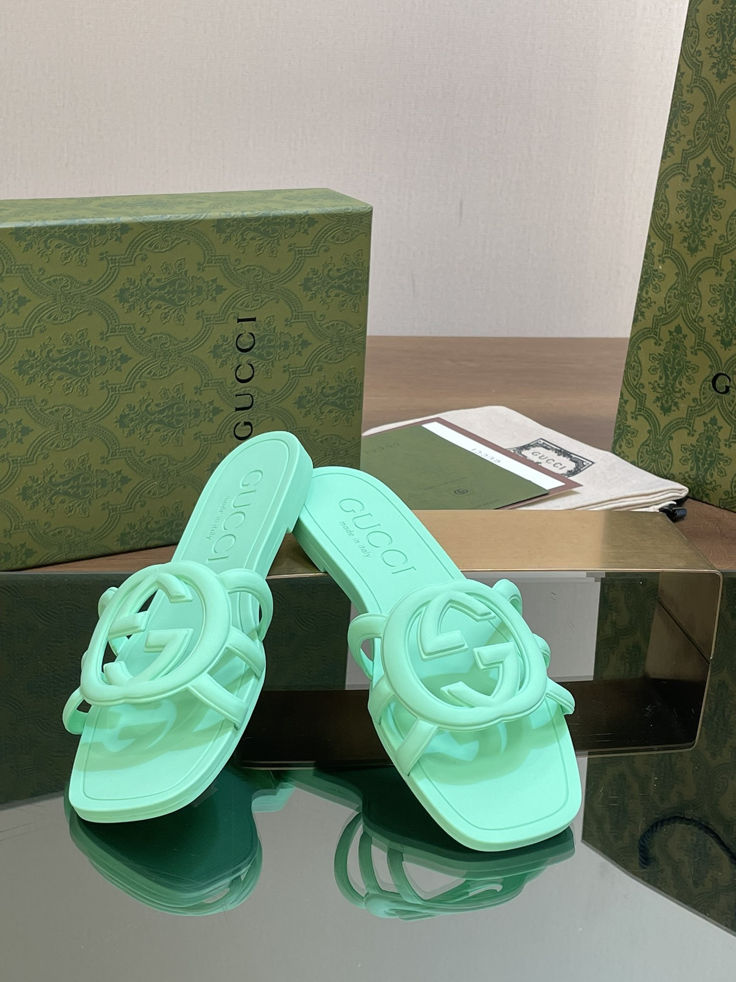 ua G*u*i interlocking g slide sandal pale green