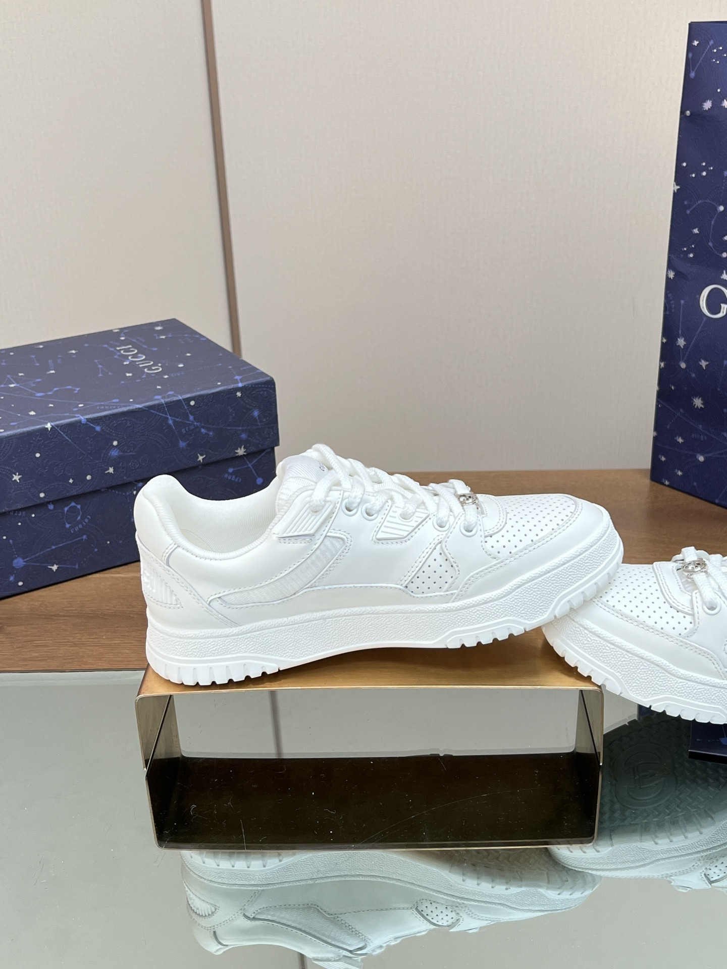 ua G*u*i low-top sneaker