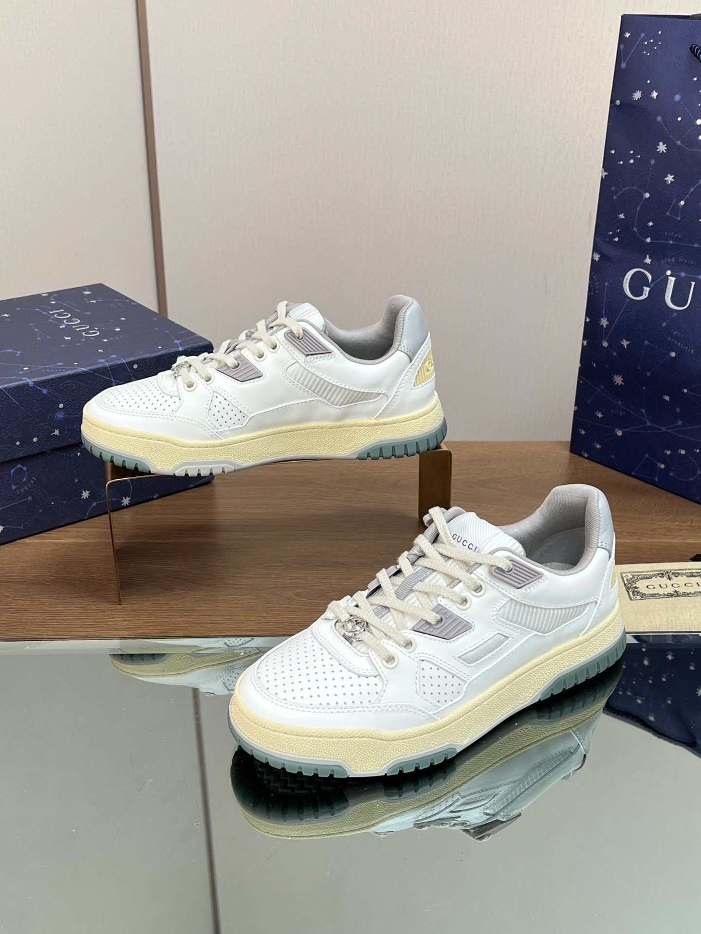 ua G*u*i low-top sneaker