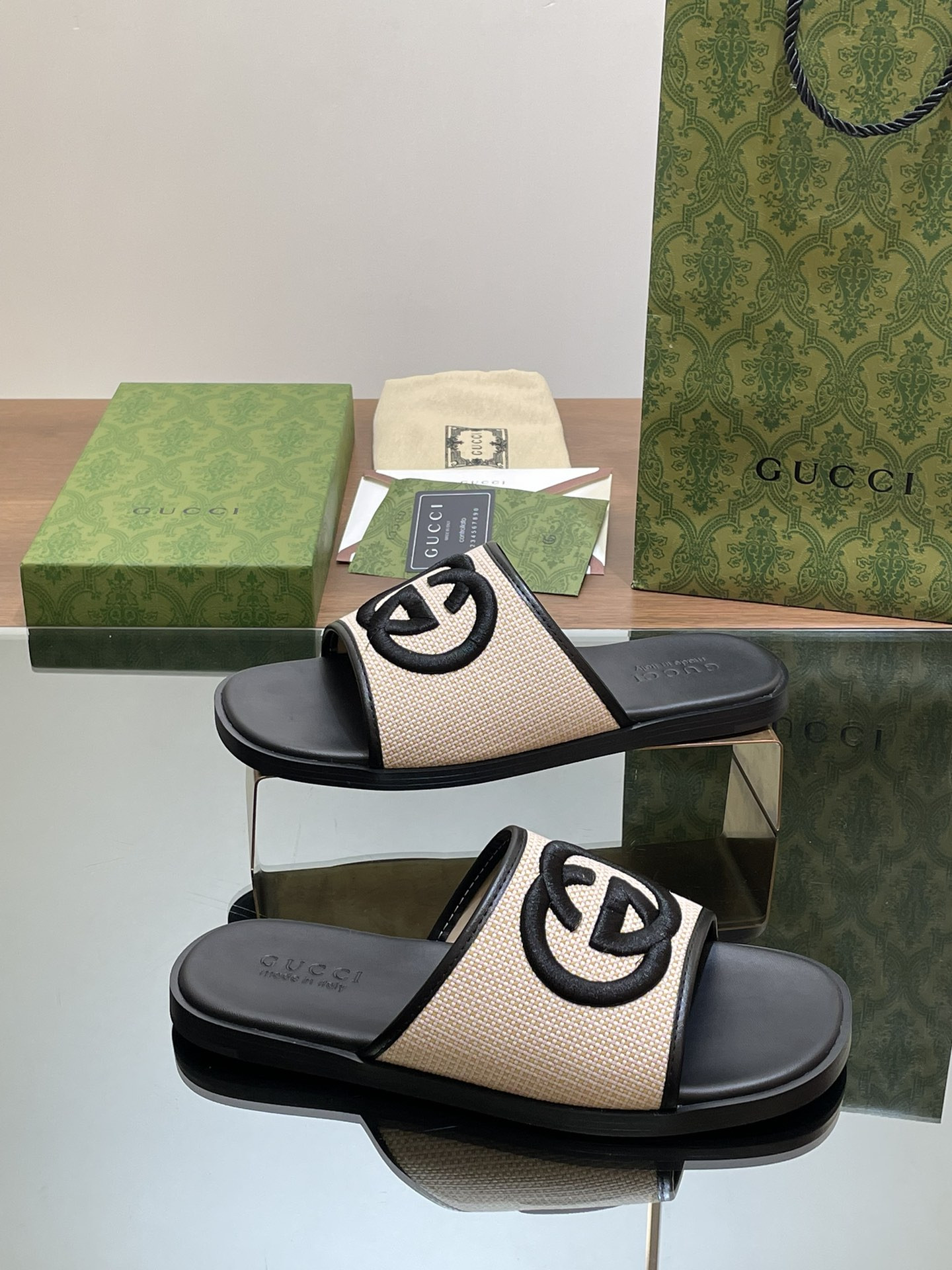 ua G*u*i interlocking g slide sandal