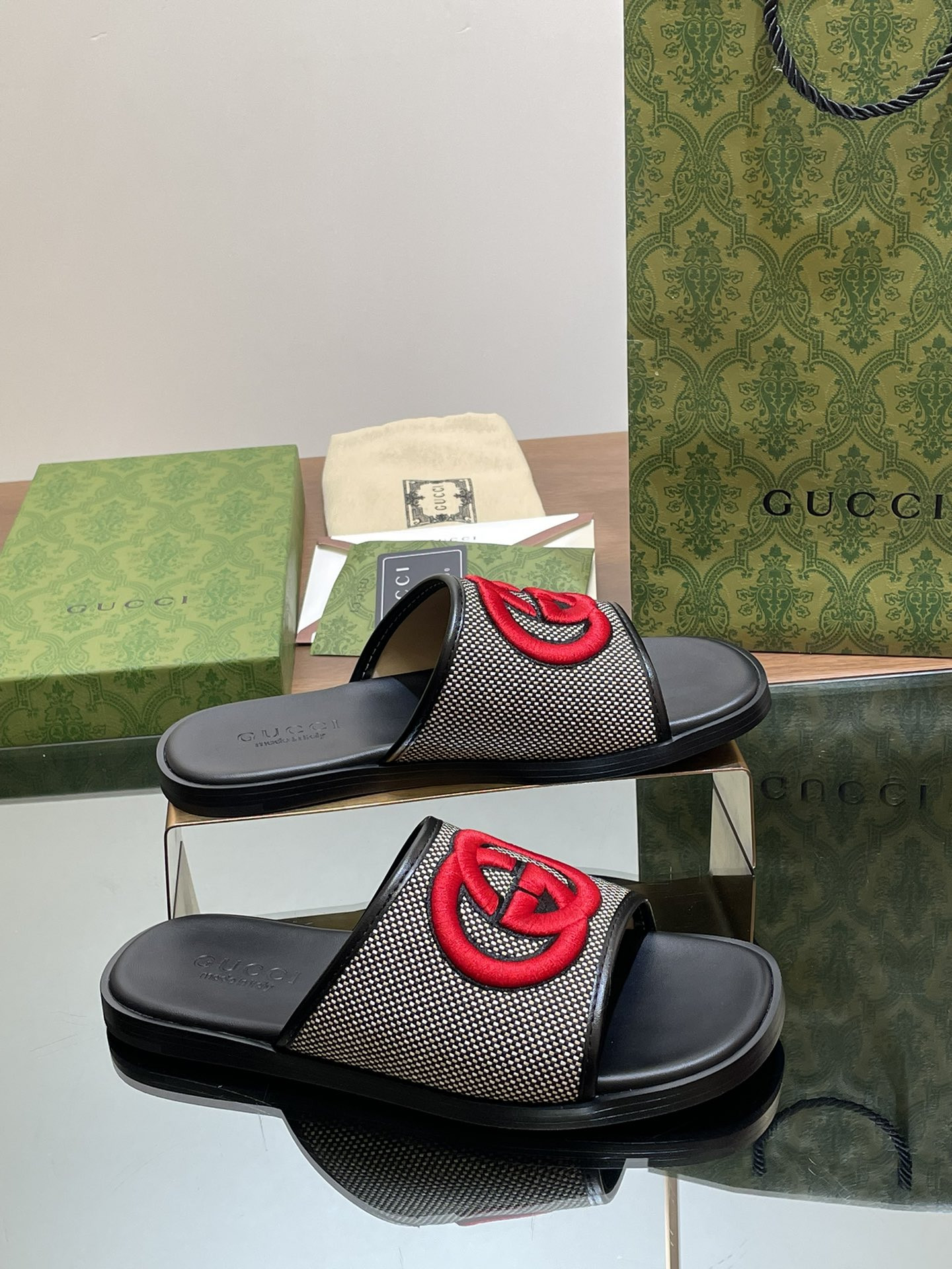 ua G*u*i interlocking g slide sandal
