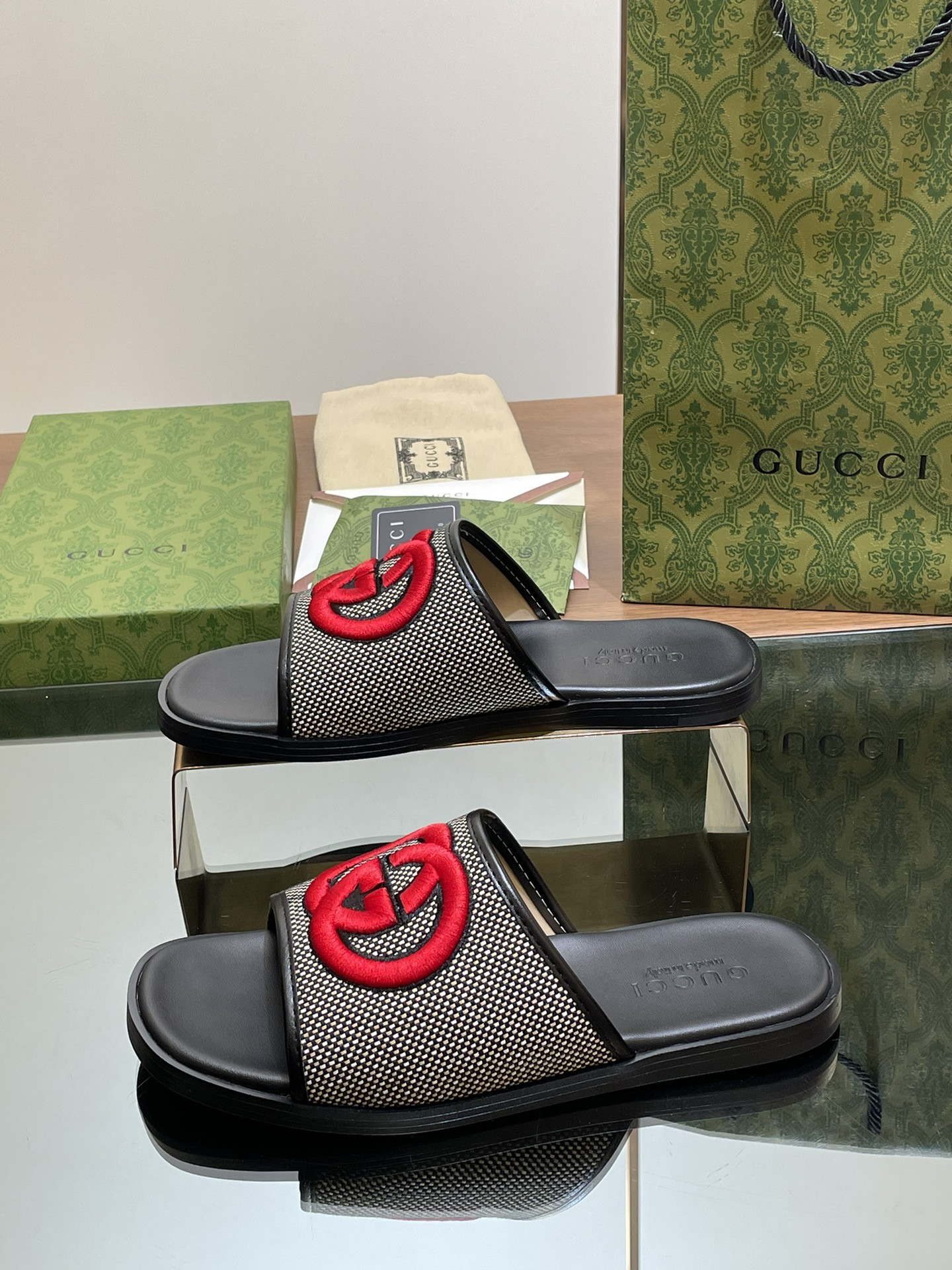 ua G*u*i interlocking g slide sandal