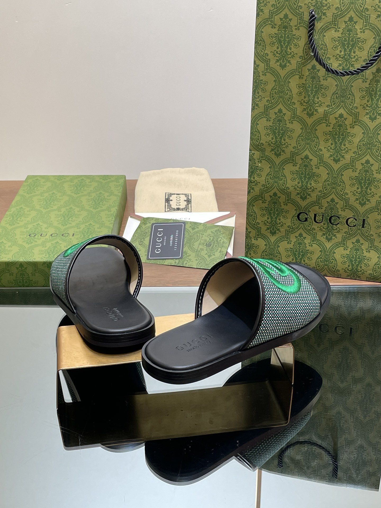 ua G*u*i interlocking g slide sandal