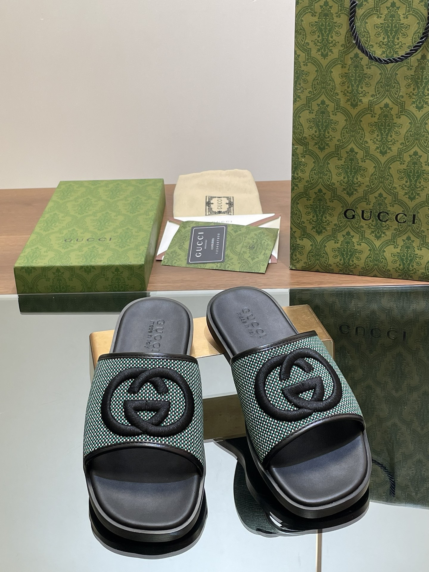 ua G*u*i interlocking g slide sandal