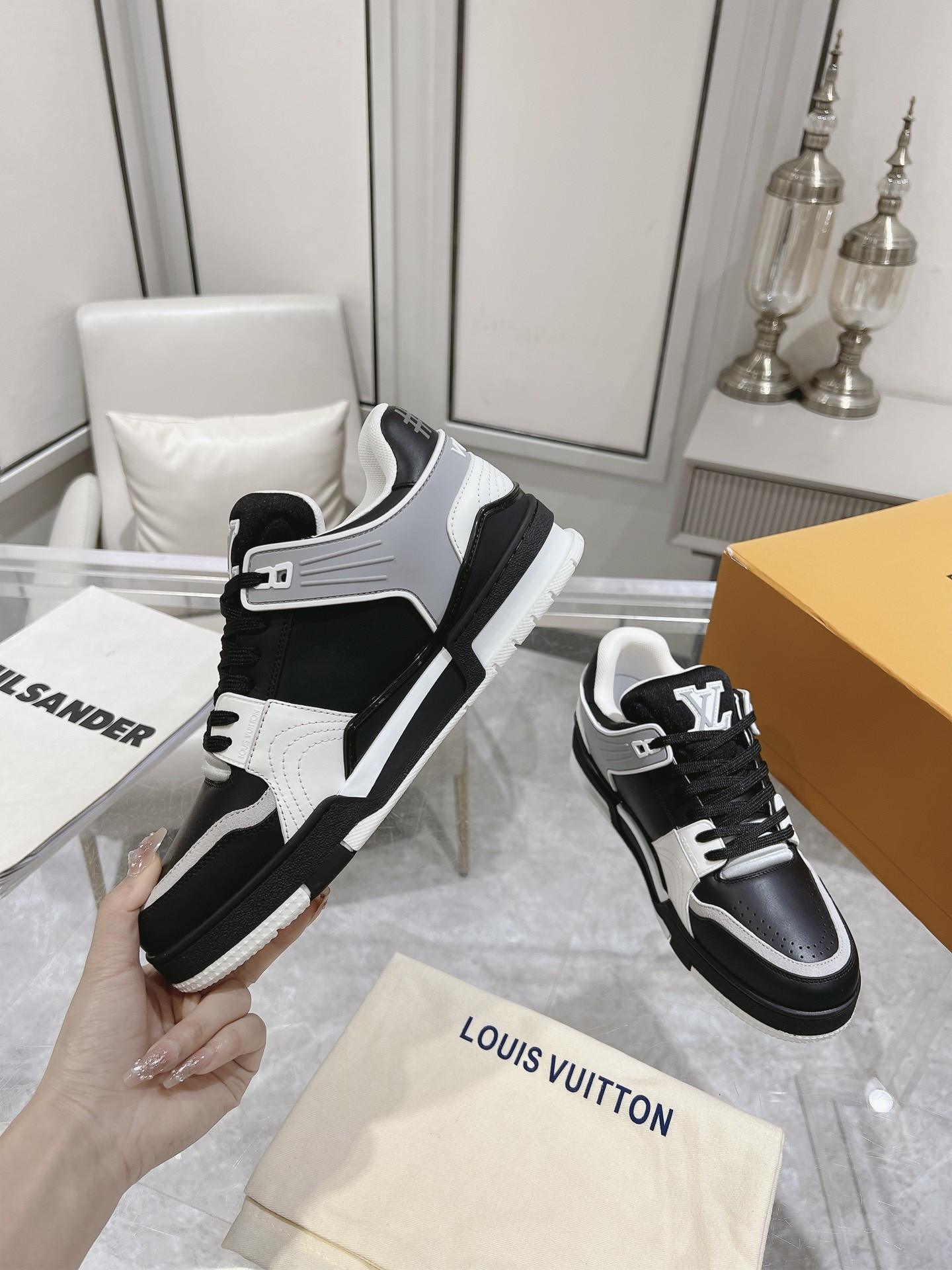 UA LV Trainer Sneaker