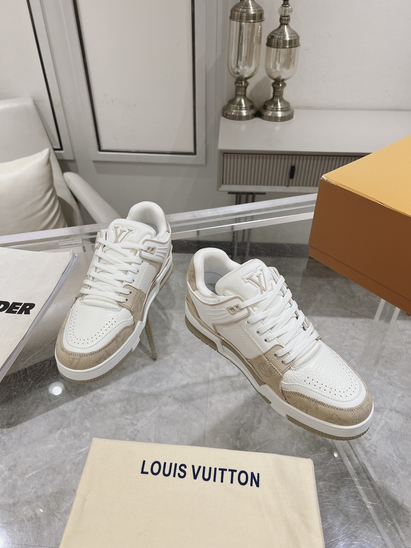 UA LV Trainer Sneaker