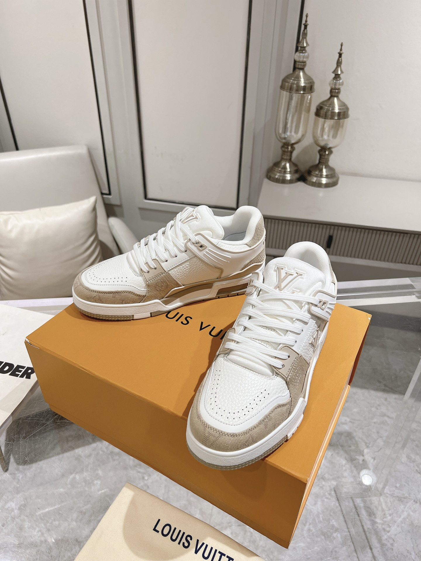 UA LV Trainer Sneaker