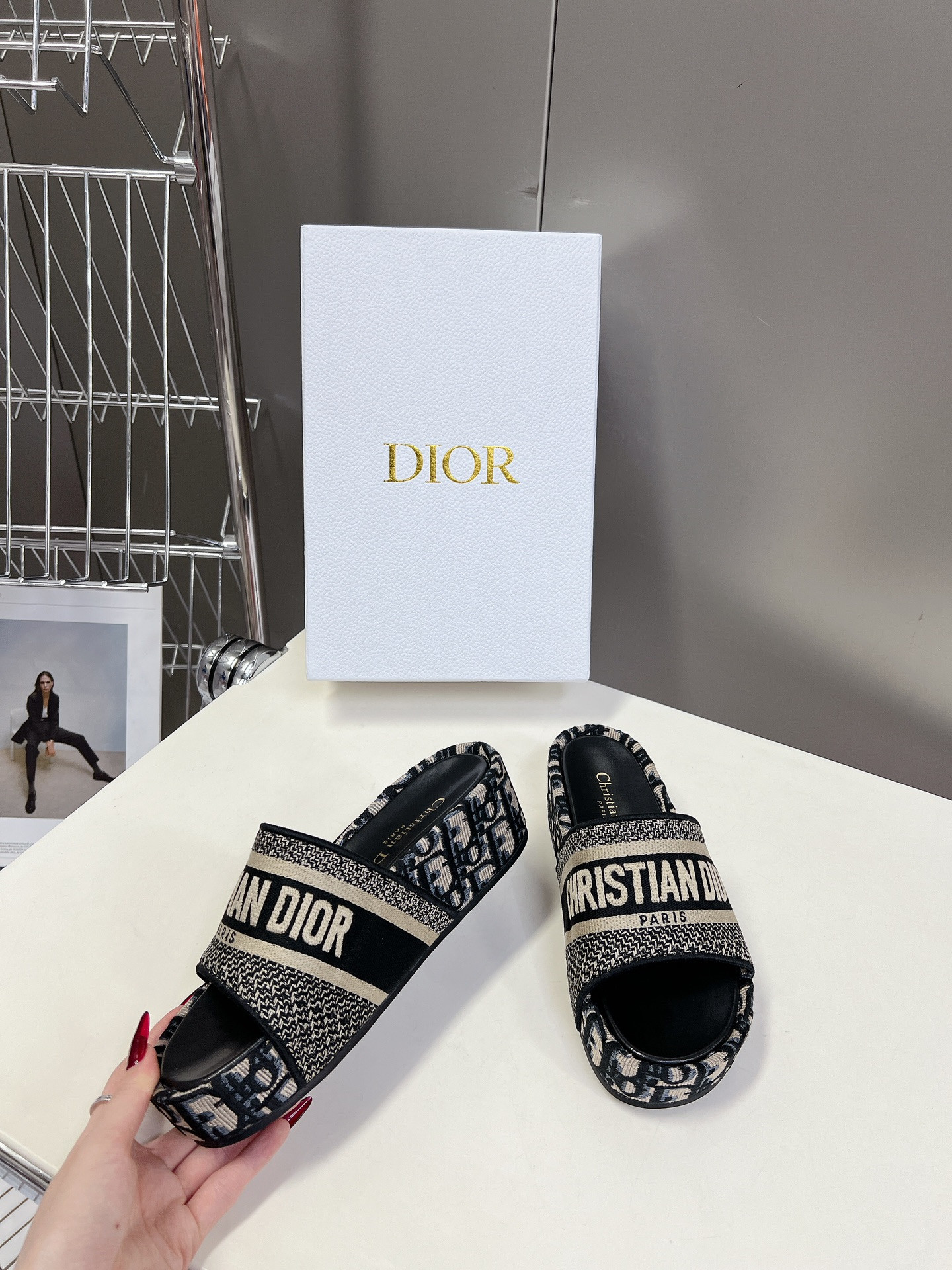 ua D*or platform sandals