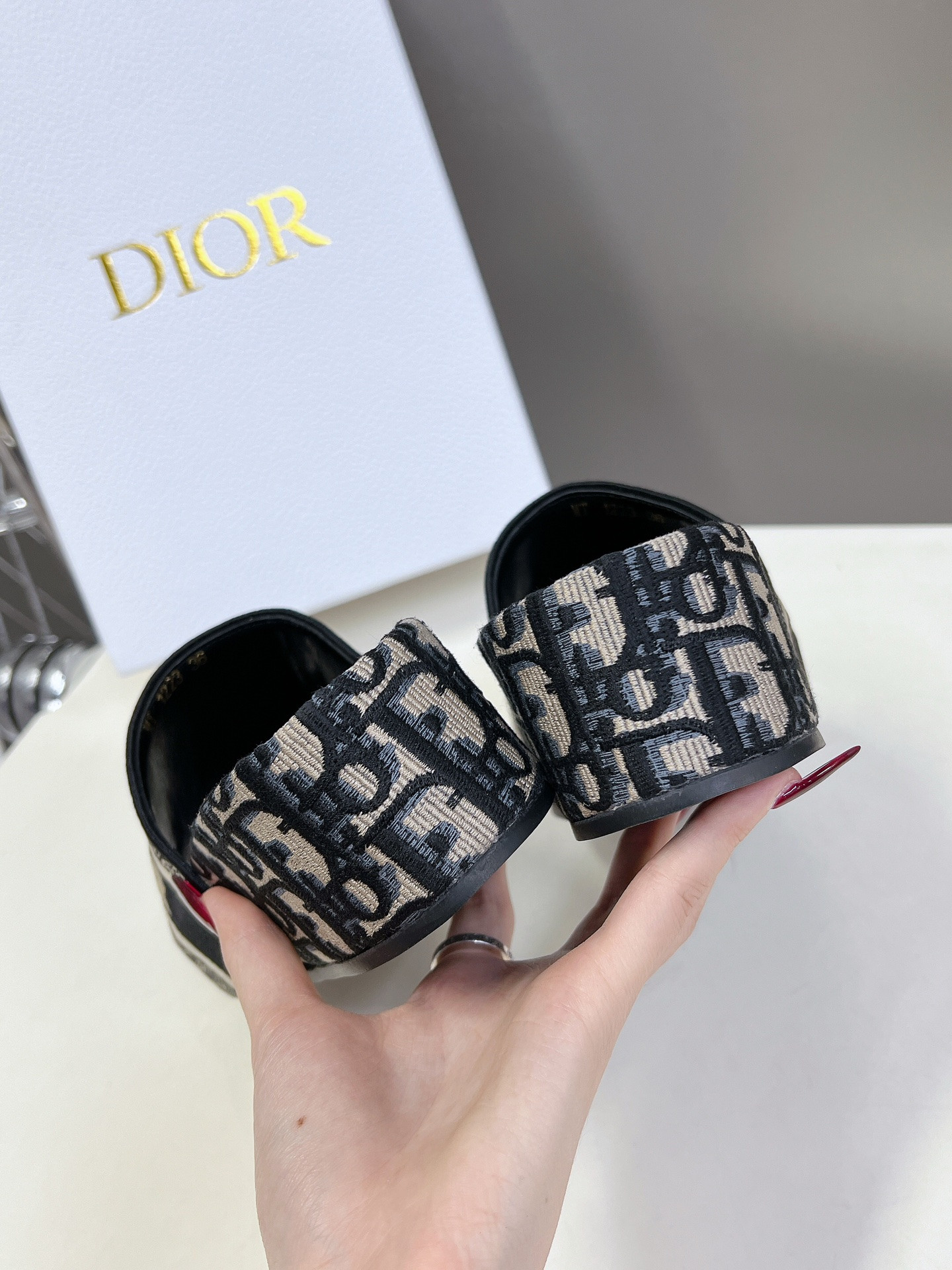 ua D*or platform sandals