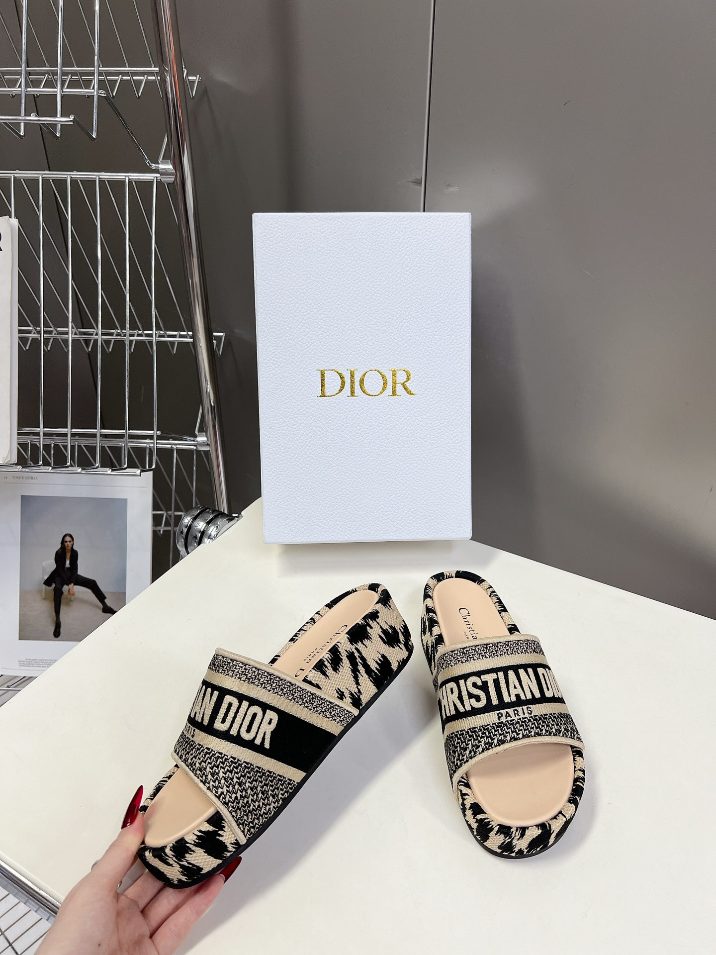 ua D*or platform sandals