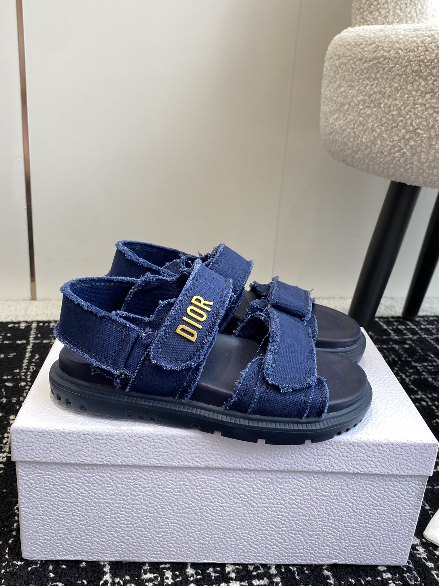 ua D*oract sandal