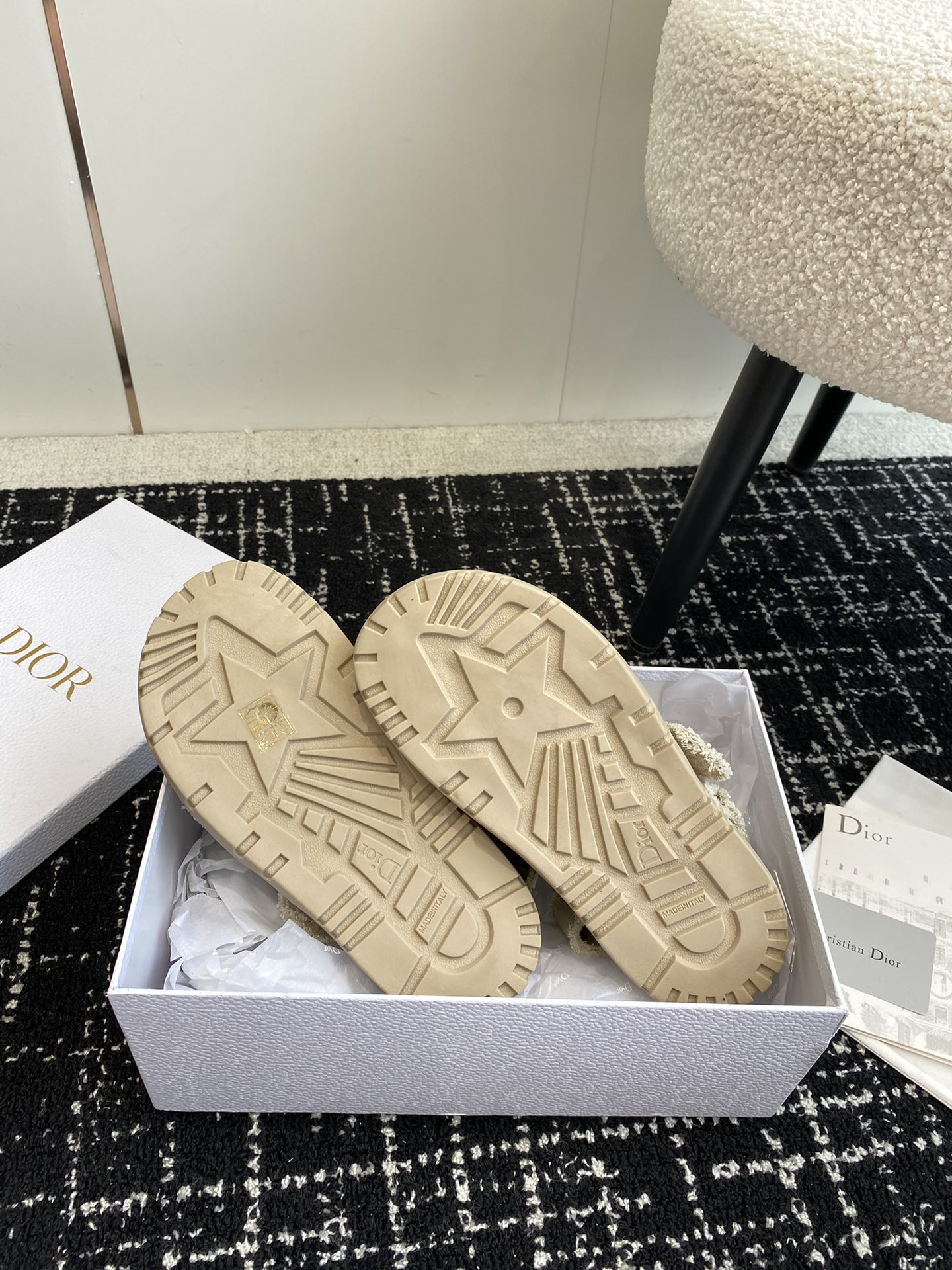 ua D*oract sandal